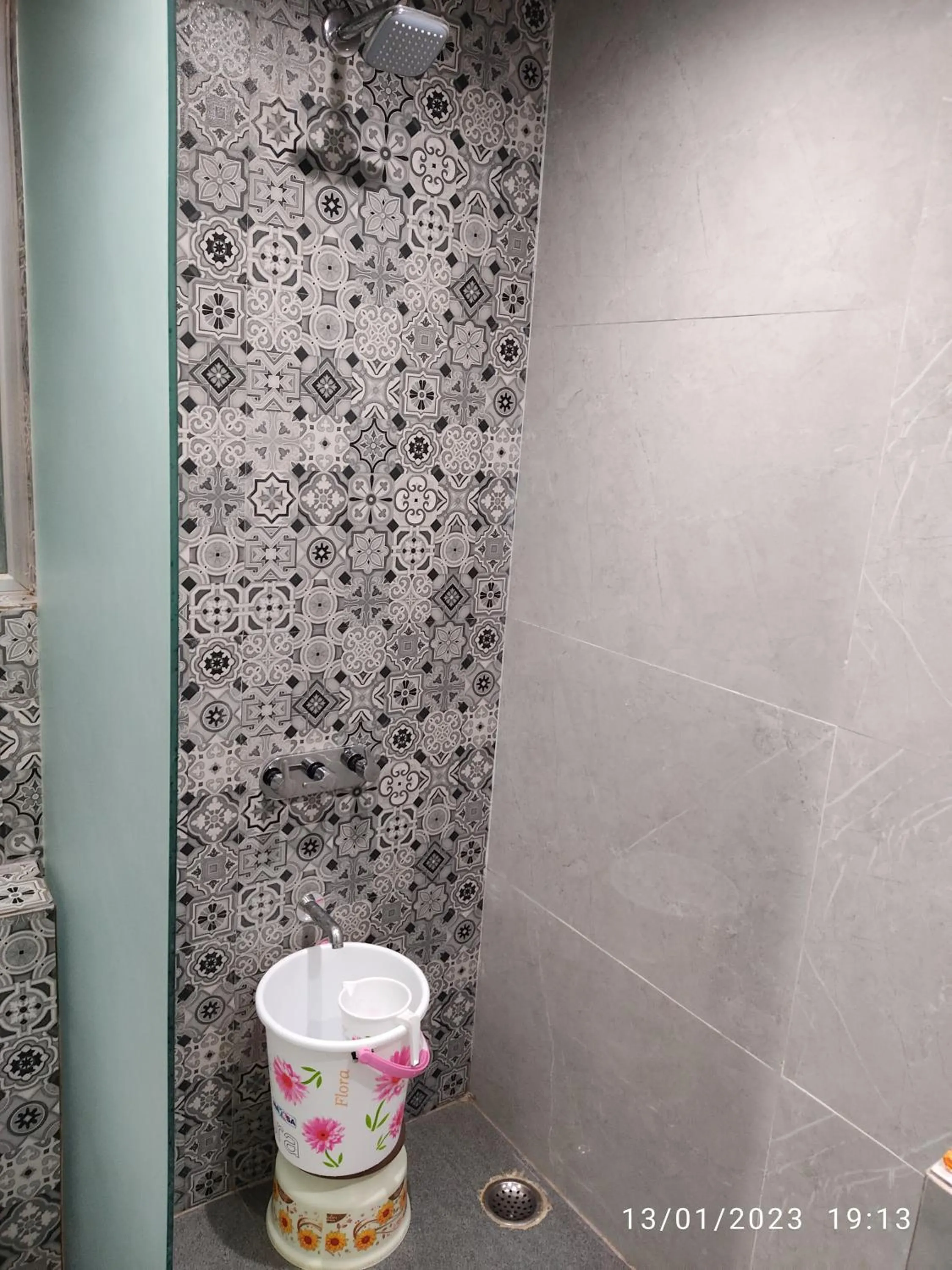 Shower in Hotel Sai Palkhi Niwara