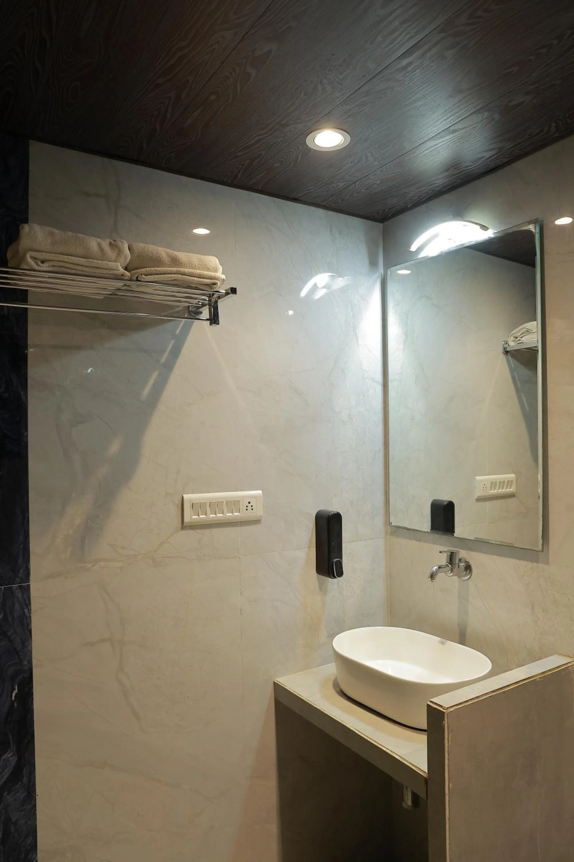 Bathroom in Hotel Sai Palkhi Niwara