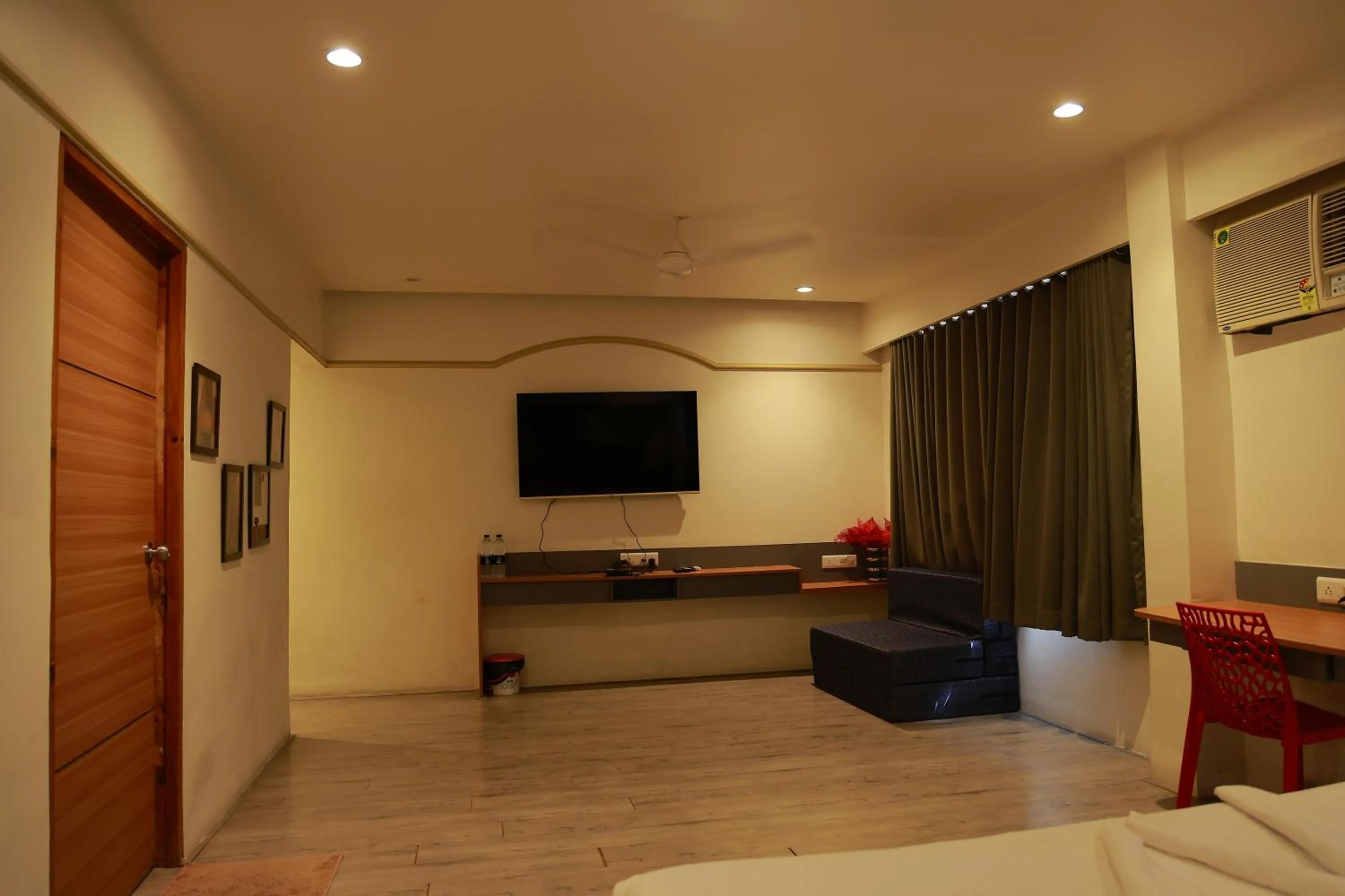 TV and multimedia, Bed in Hotel Sai Palkhi Niwara