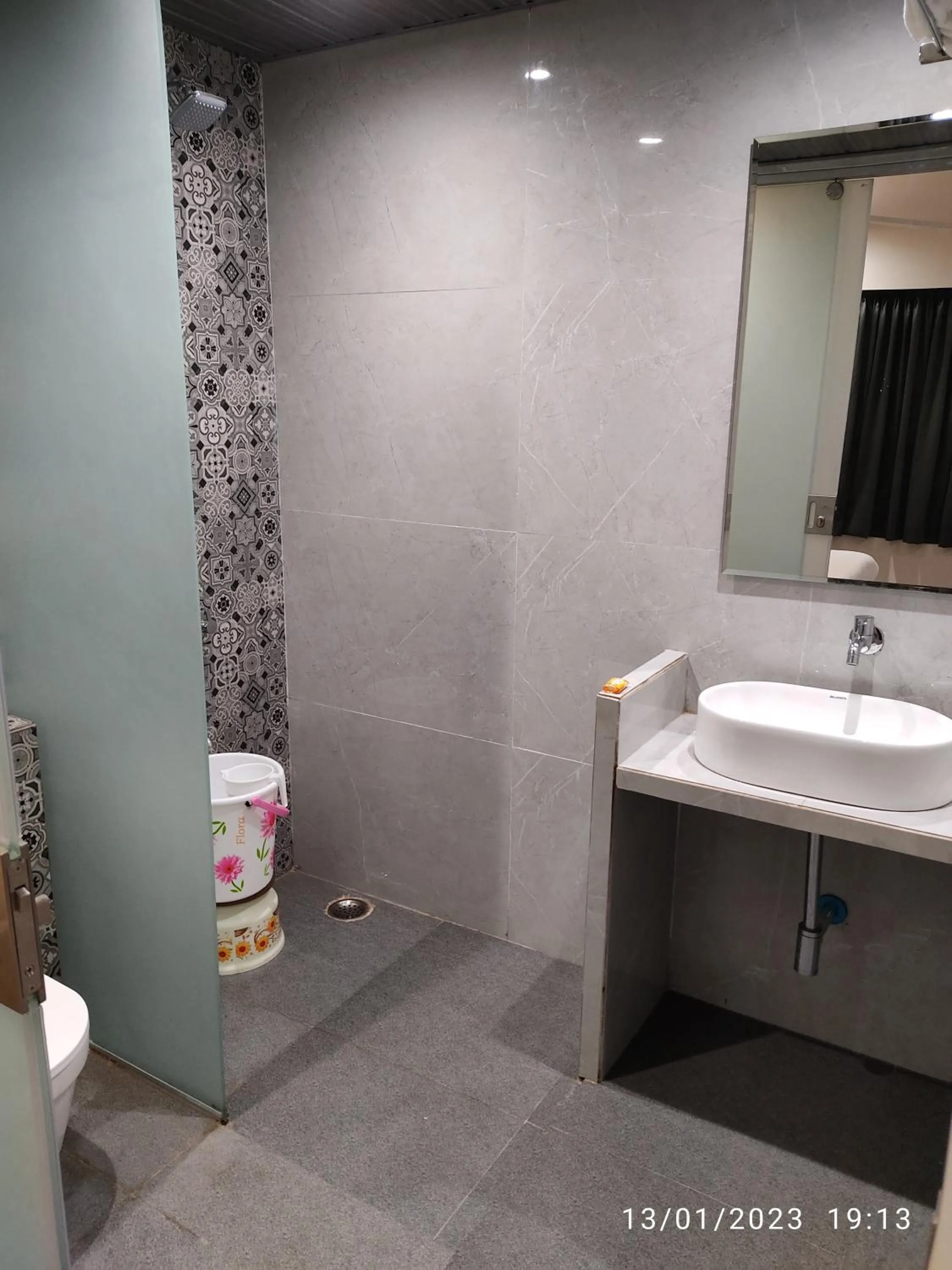 Shower in Hotel Sai Palkhi Niwara