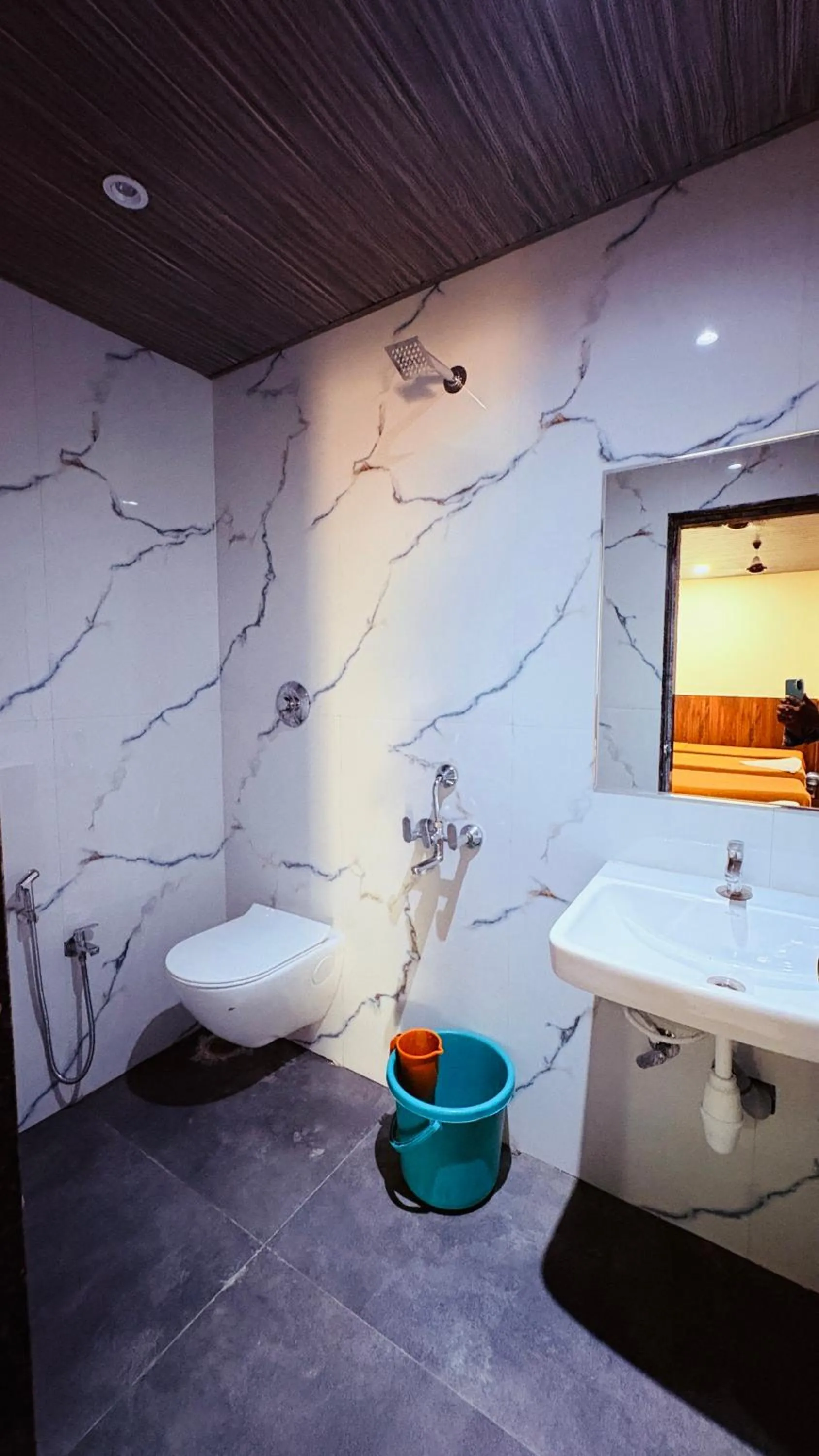 Bathroom in Hotel Sai Palkhi Niwara