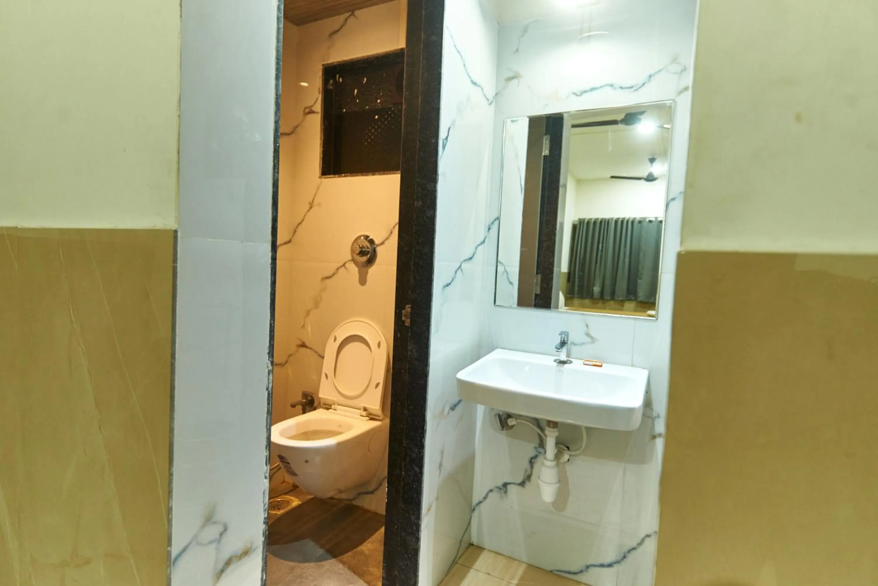 Toilet in Hotel Sai Palkhi Niwara