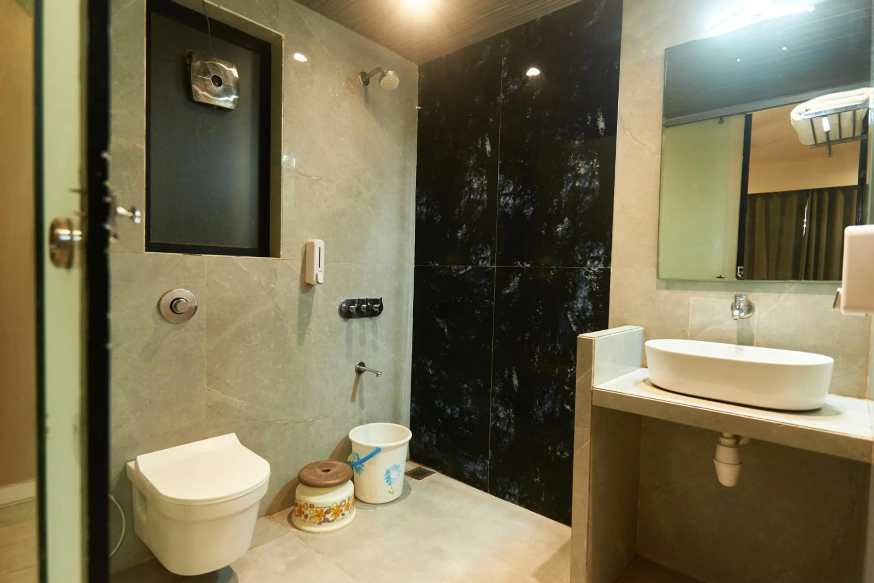 Shower in Hotel Sai Palkhi Niwara