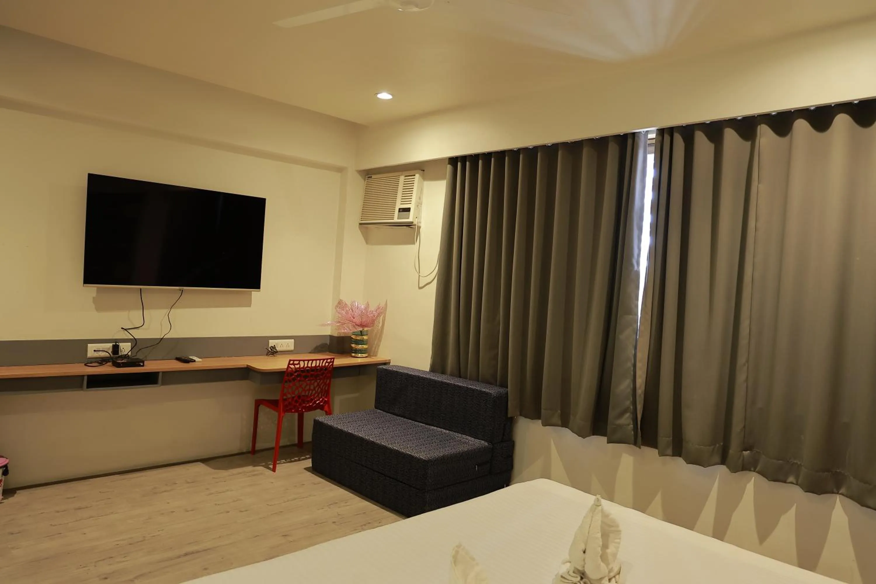 TV and multimedia, Bed in Hotel Sai Palkhi Niwara