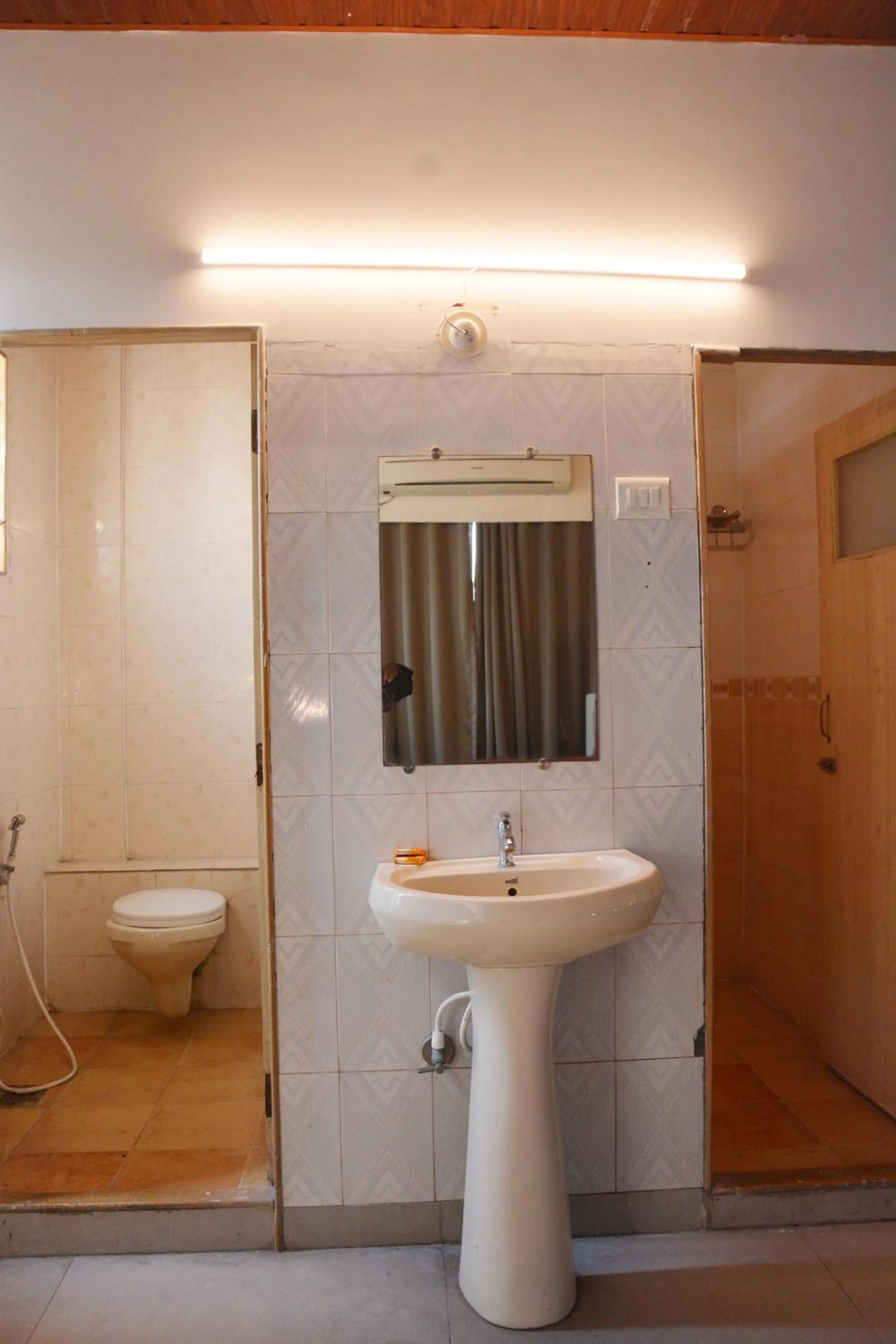 Toilet in Hotel Sai Palkhi Niwara