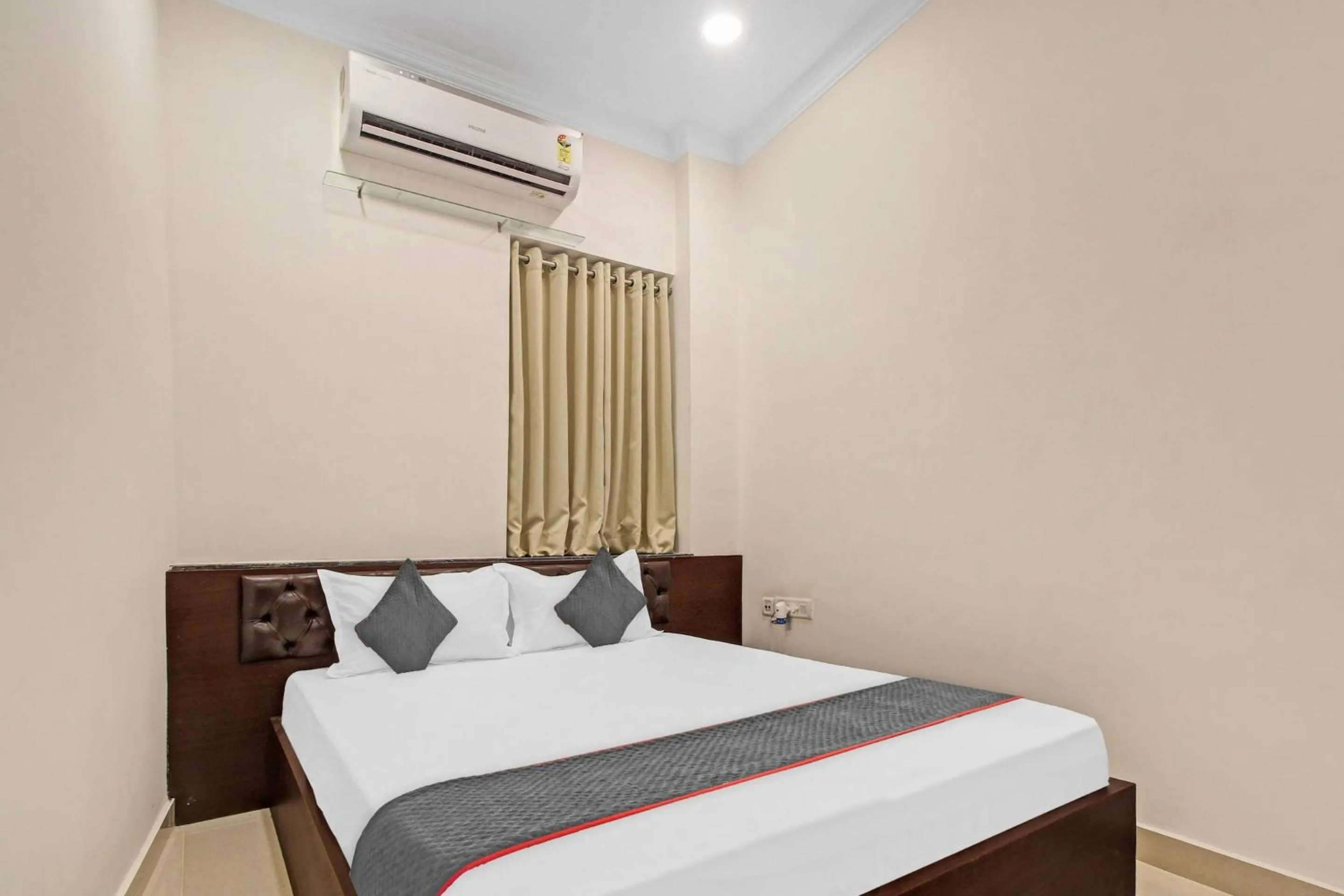 Bedroom, Bed in Super Townhouse Centre Point Inn Near Esplanade Metro Station