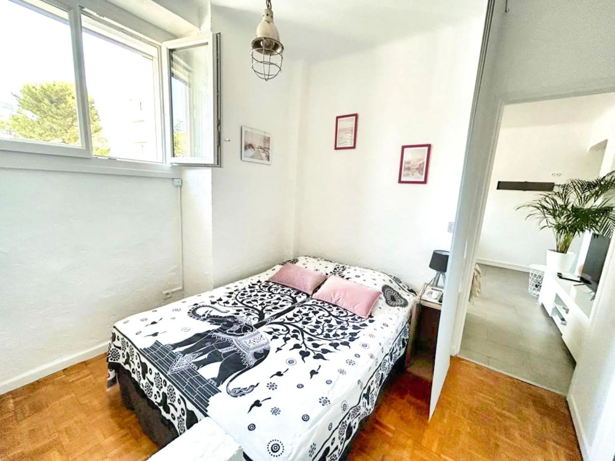 Bed in Ref SELV -Palmes d'Or Properties