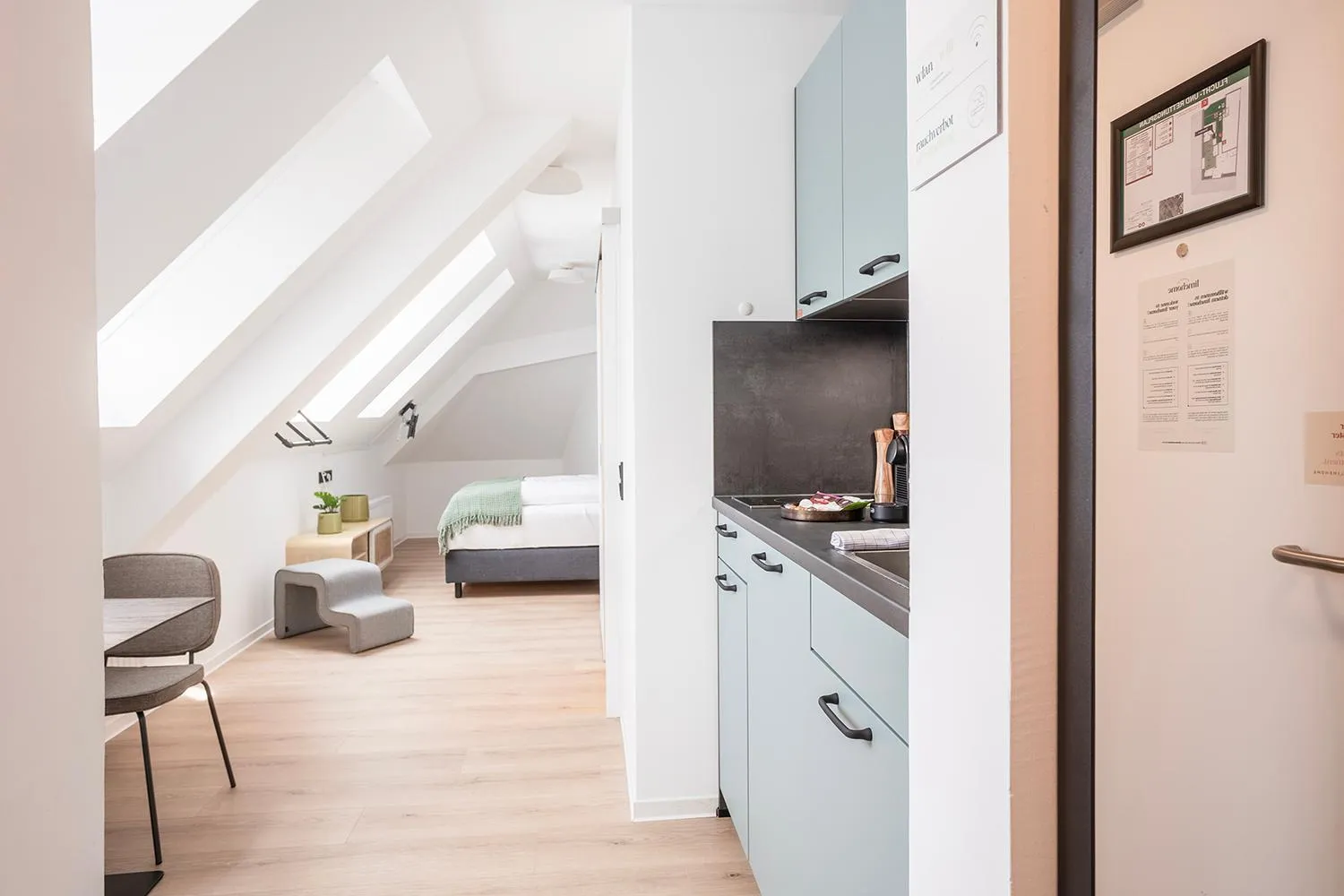 Photo of the whole room in Limehome Villach Hauptplatz