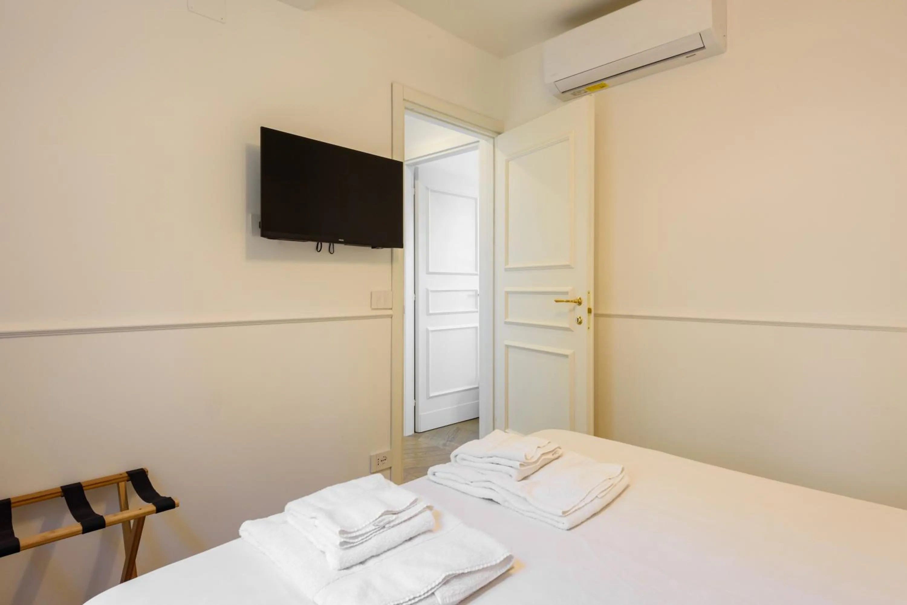 Bed in Luxury San Niccolò by Mmega