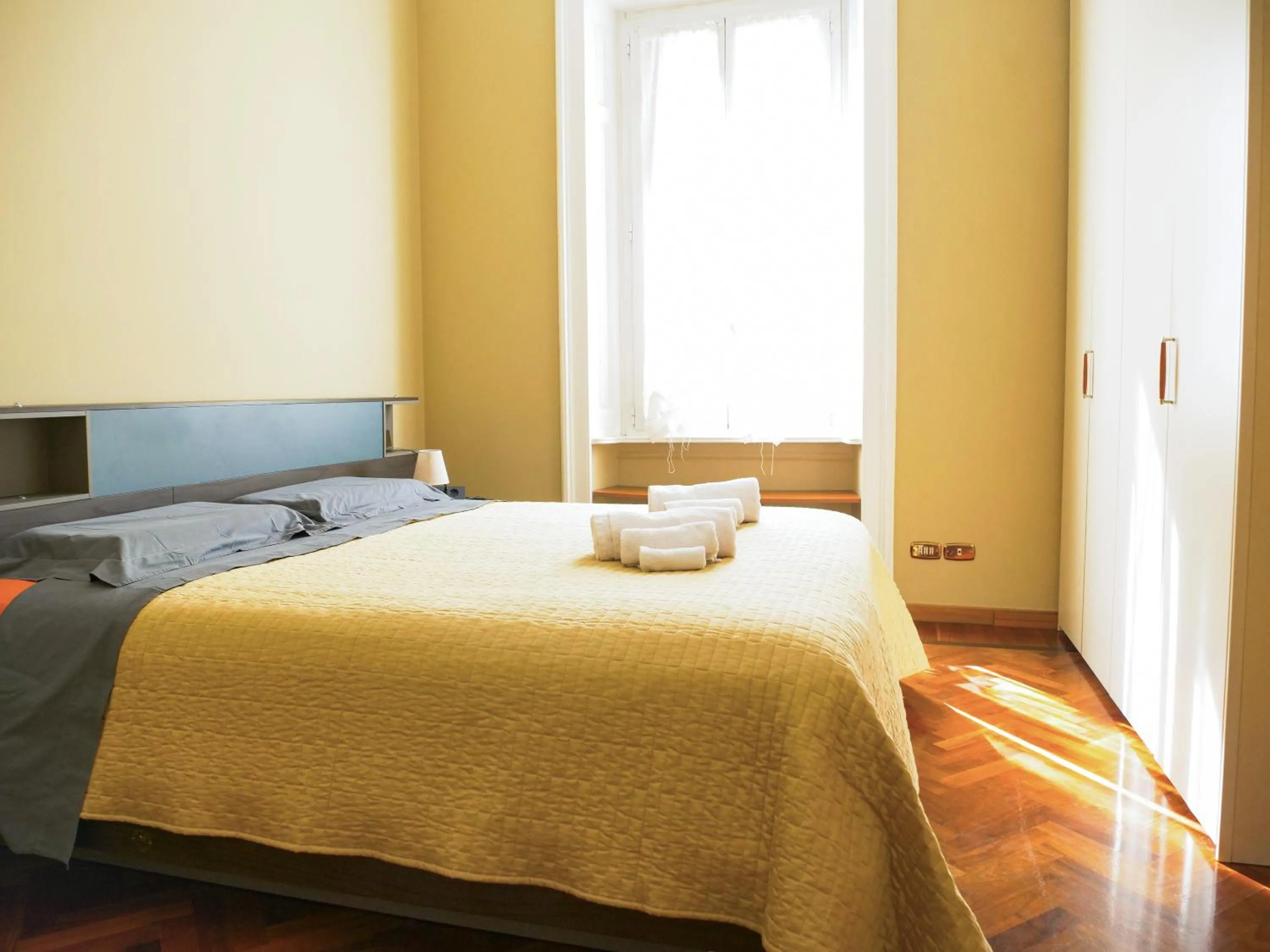 Wonderful downtown apartment-HD NETFLIX, KING-SIZE BED, two minutes' walk from metro