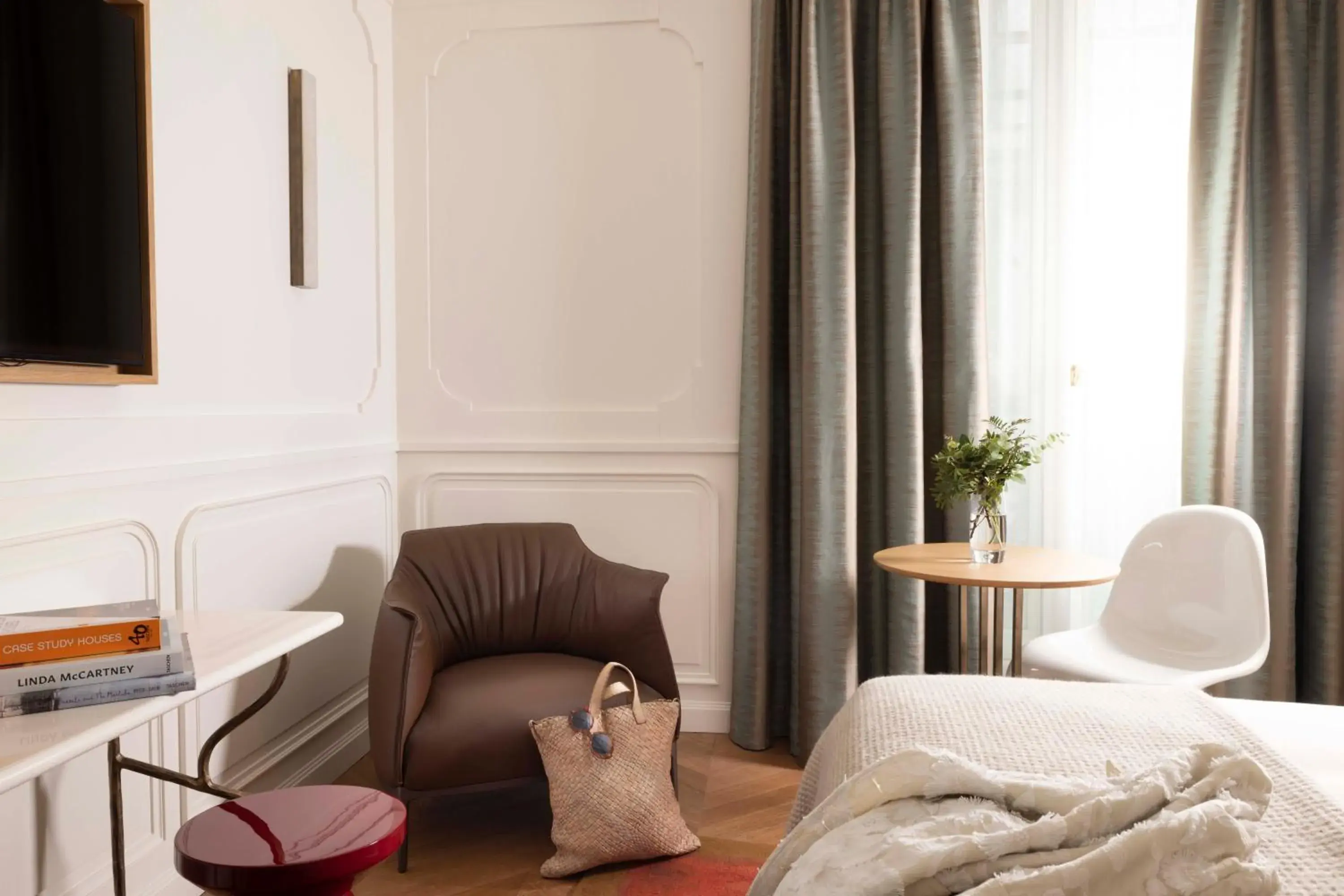 Seating area, Bed in Villa-des-Prés Seating area, Bed in Villa-des-Prés