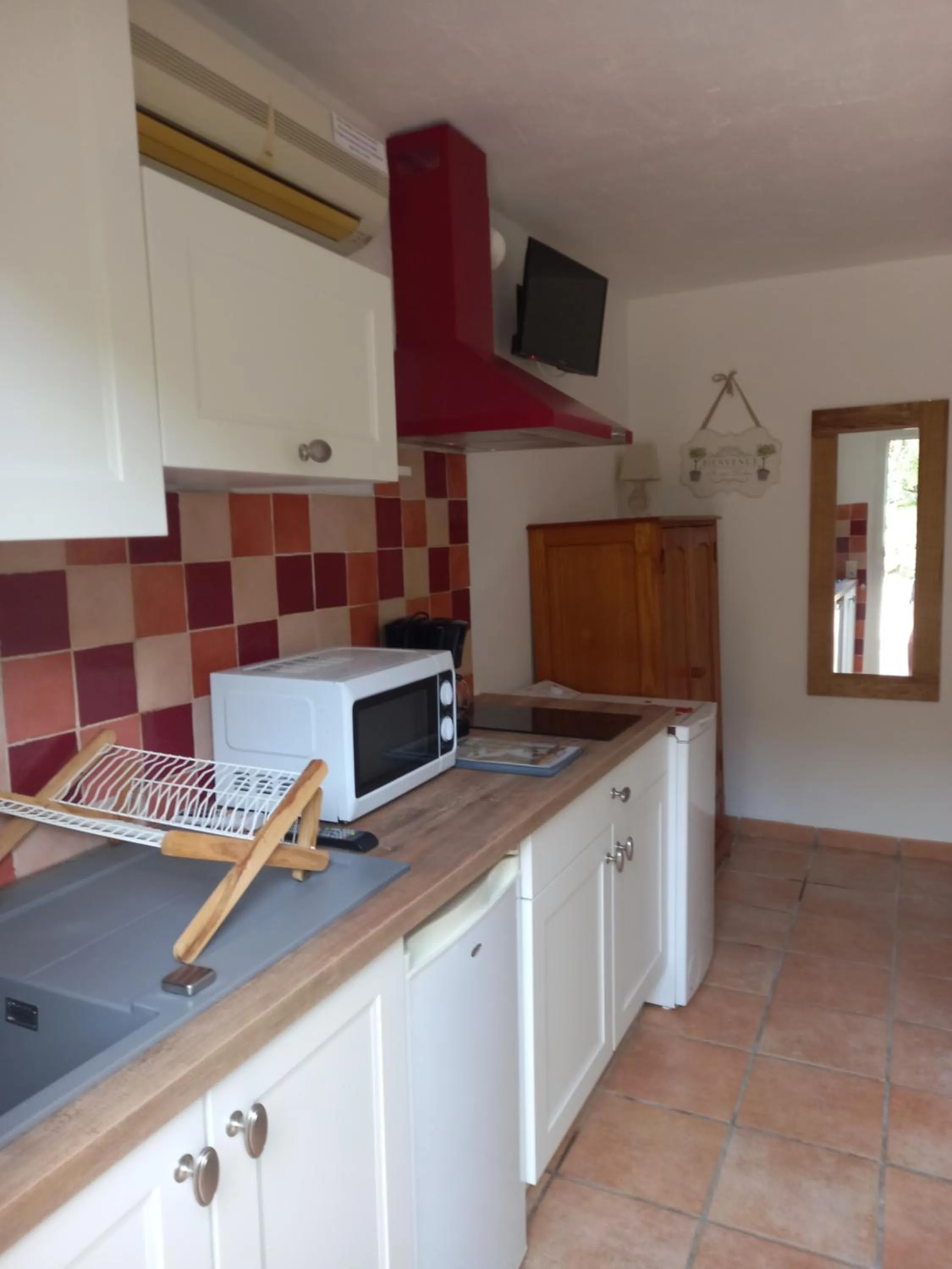 Kitchen or kitchenette in studio 1 pièce 16 m2 climatisé 2 personnes piscine partagée
