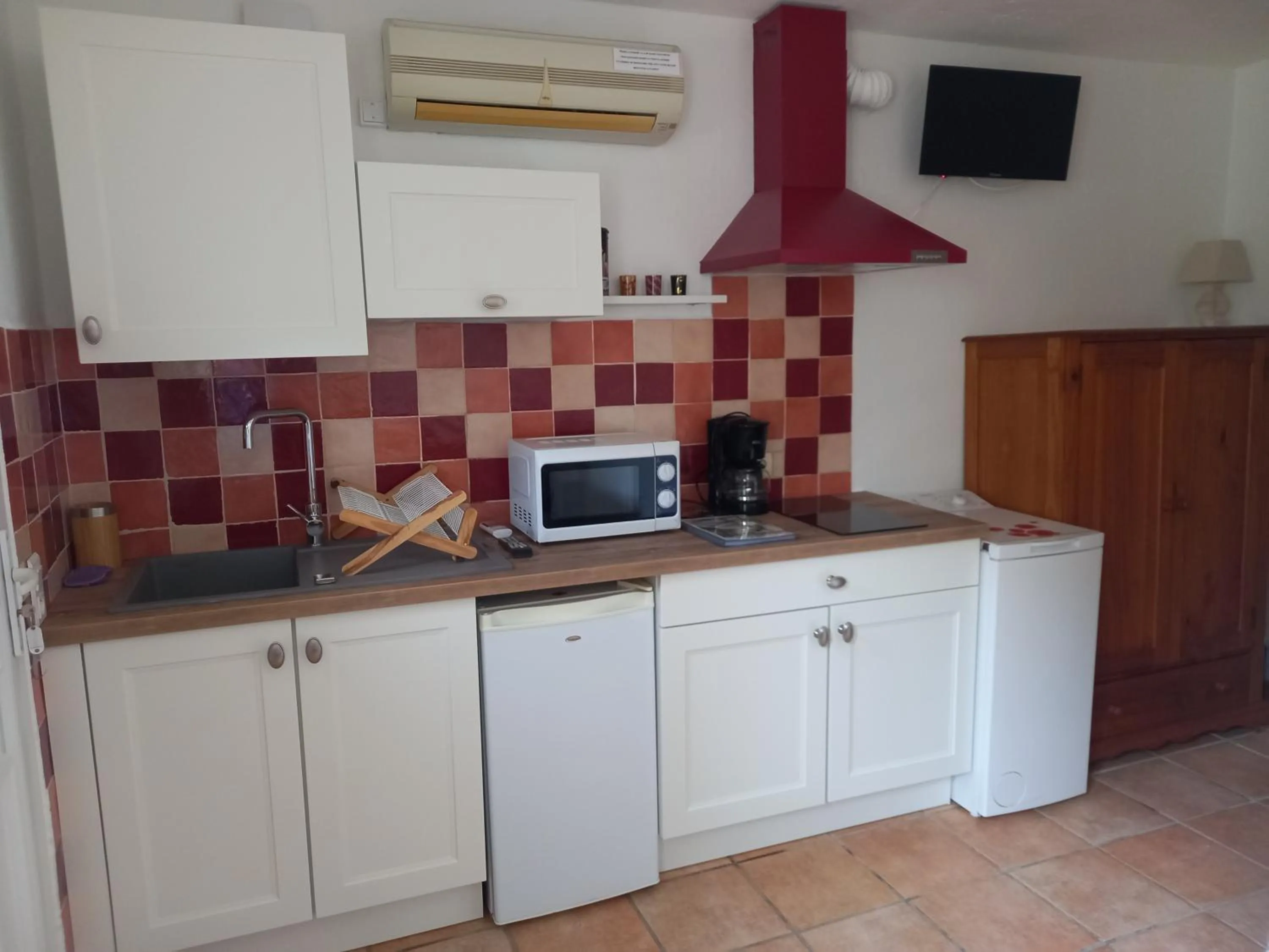 Kitchen or kitchenette in studio 1 pièce 16 m2 climatisé 2 personnes piscine partagée