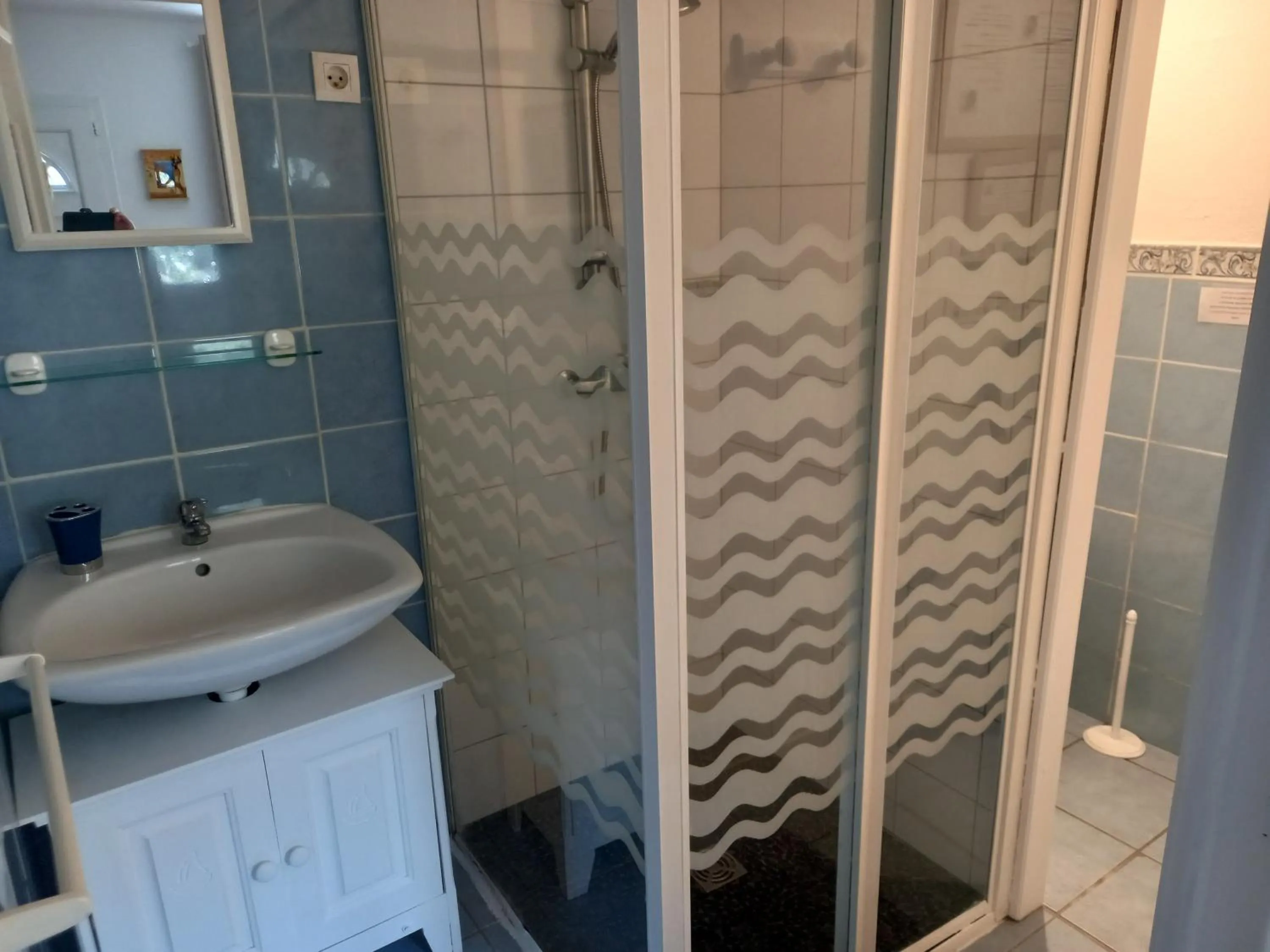 Bathroom in studio 1 pièce 16 m2 climatisé 2 personnes piscine partagée