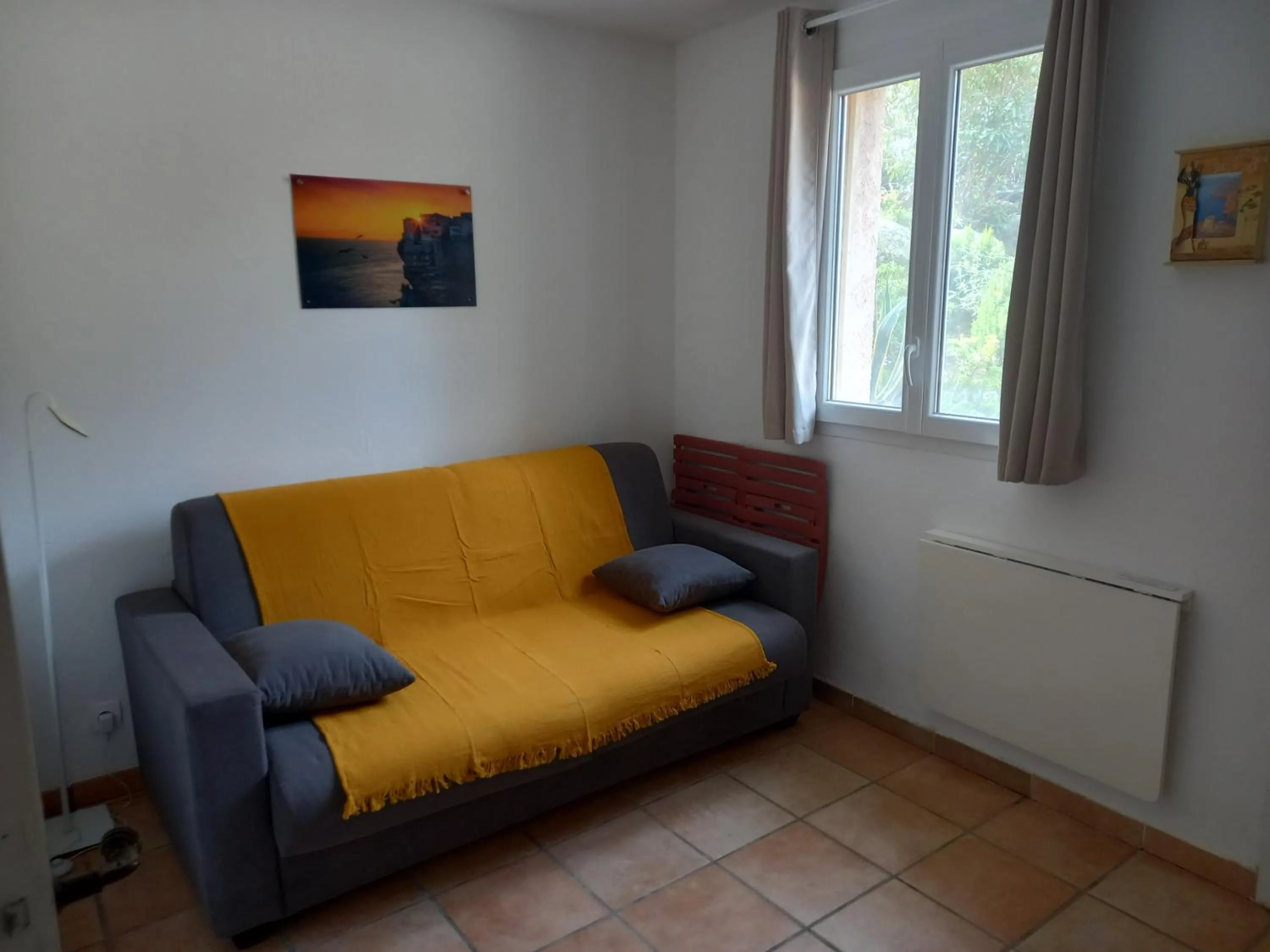 Living room in studio 1 pièce 16 m2 climatisé 2 personnes piscine partagée