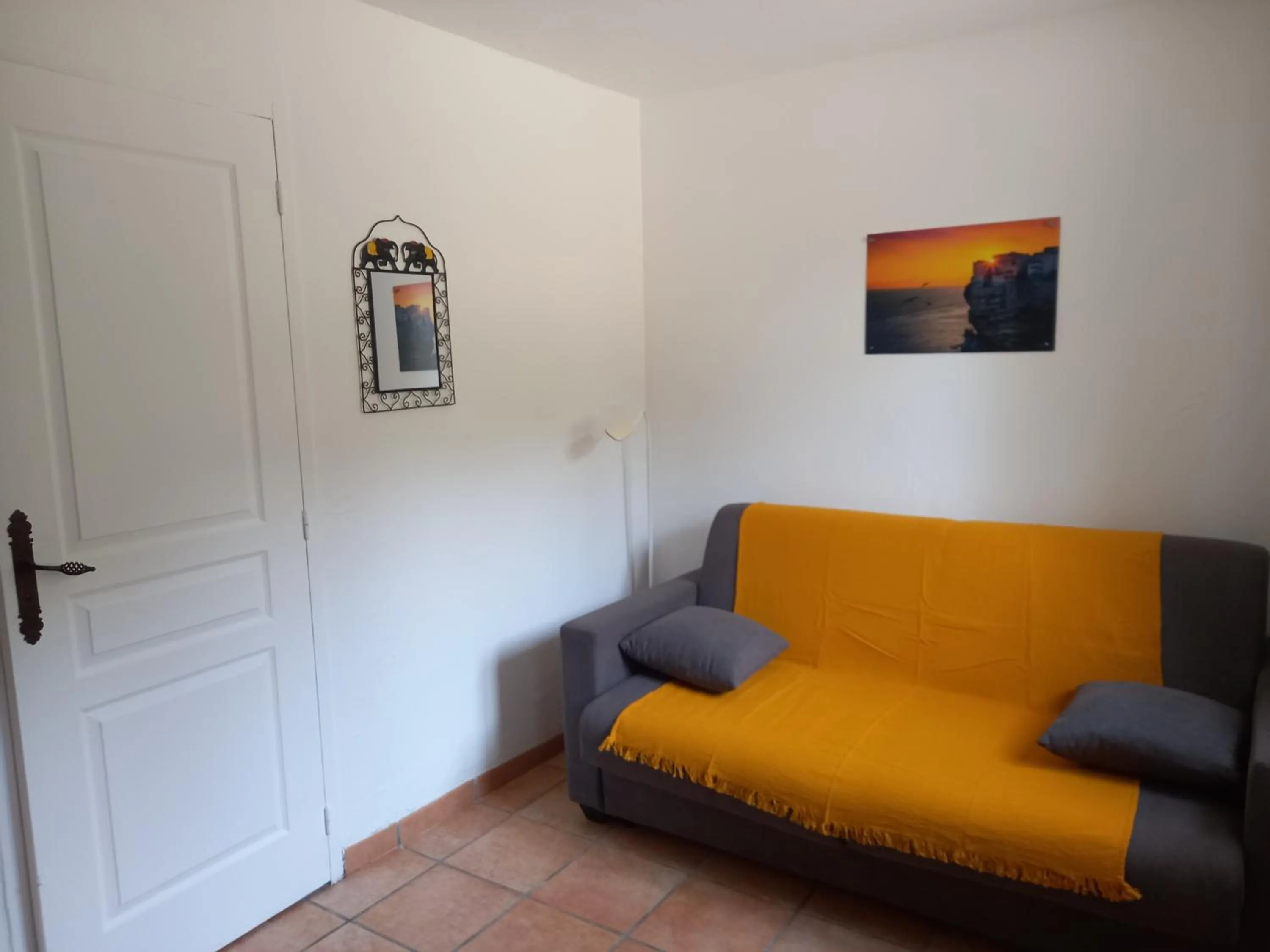 Living room in studio 1 pièce 16 m2 climatisé 2 personnes piscine partagée