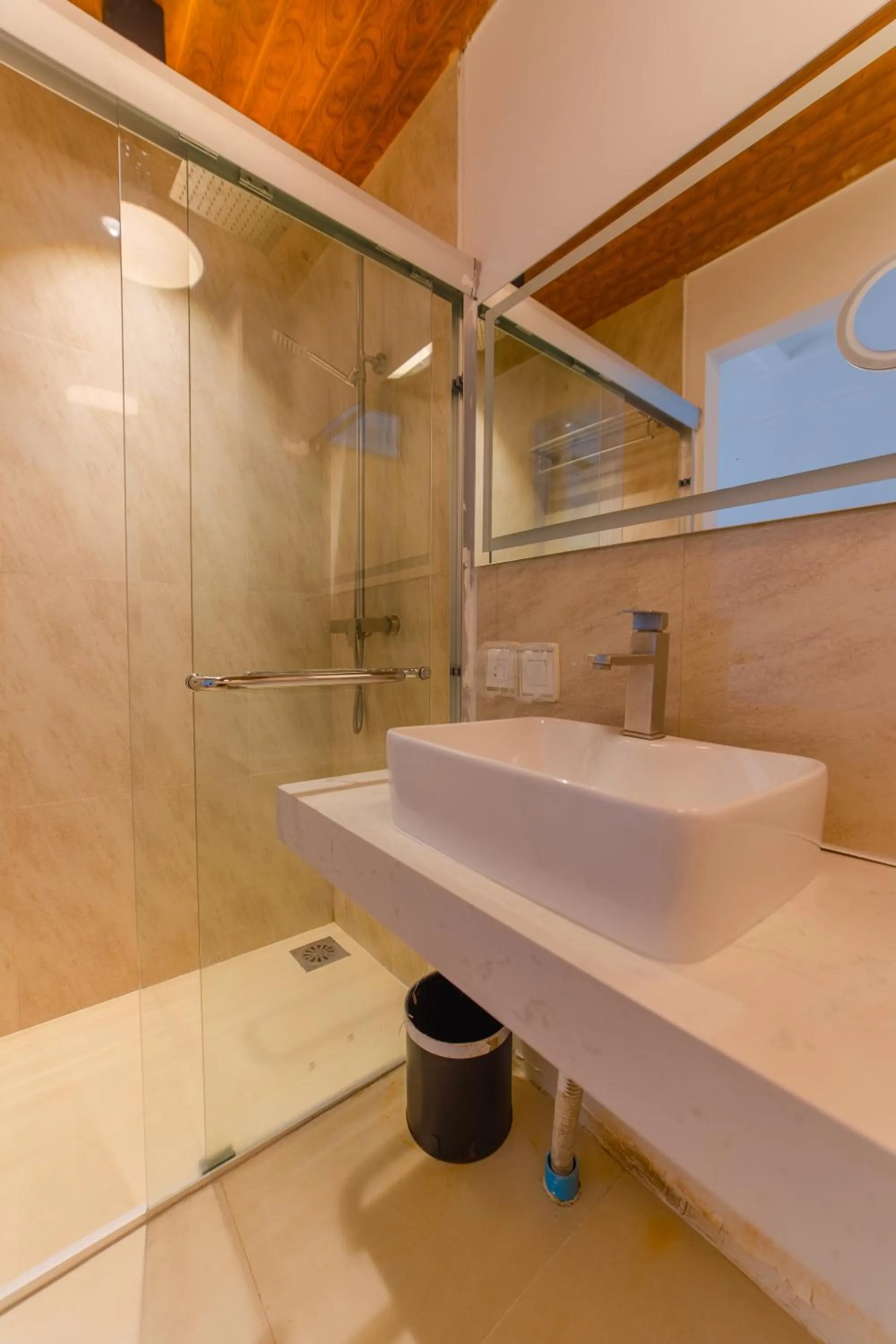 Shower in Si! Coral Inn