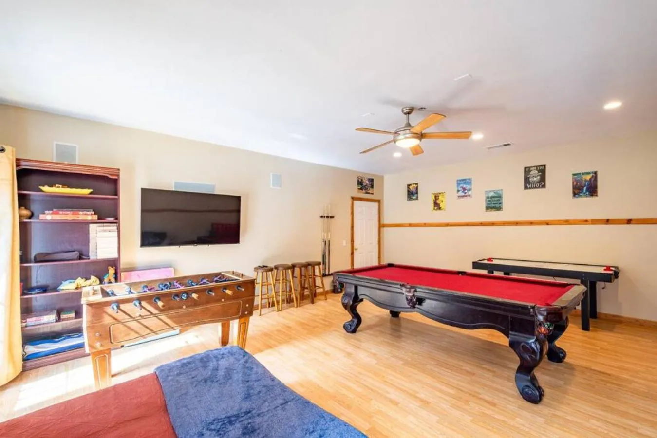 Communal lounge/ TV room in Forest Cabin by China Creek