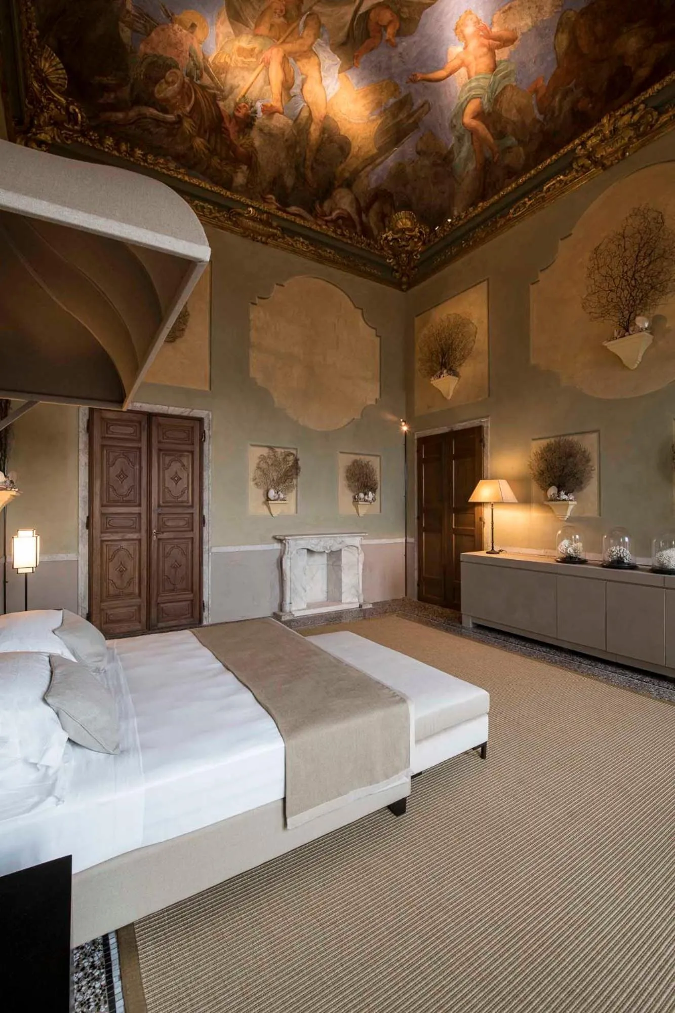 Photo of the whole room, Bed in Hotel Palazzo Durazzo Suites