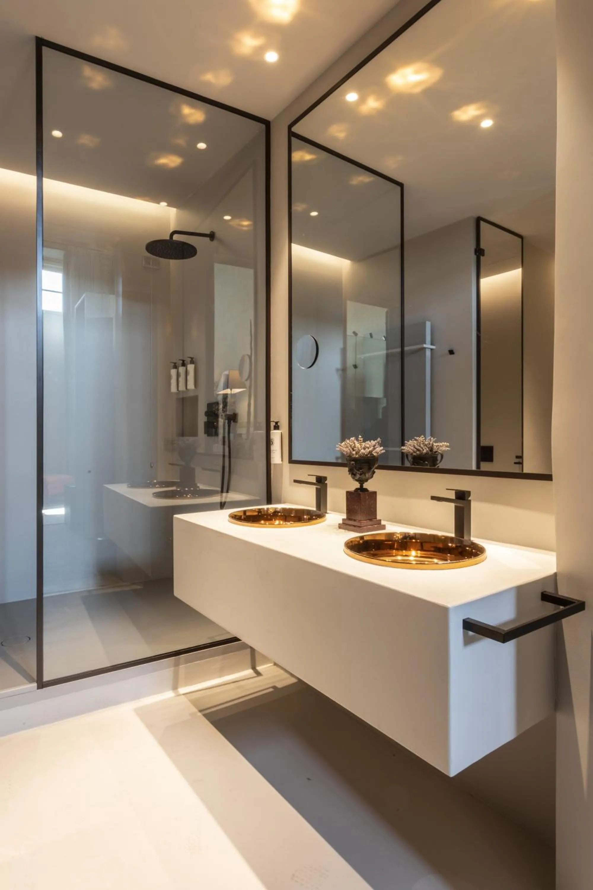 Shower in Hotel Palazzo Durazzo Suites