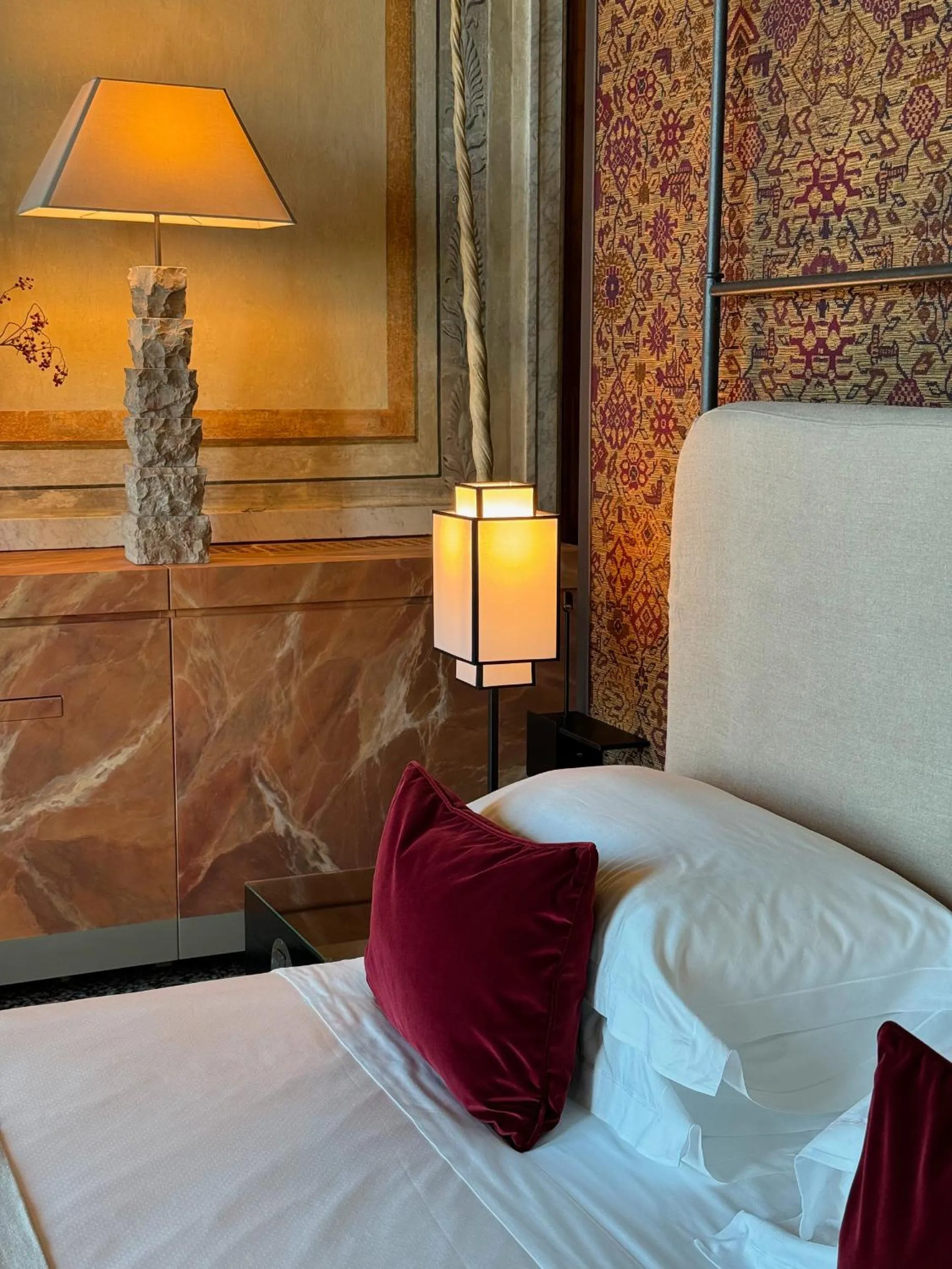 Bed in Hotel Palazzo Durazzo Suites