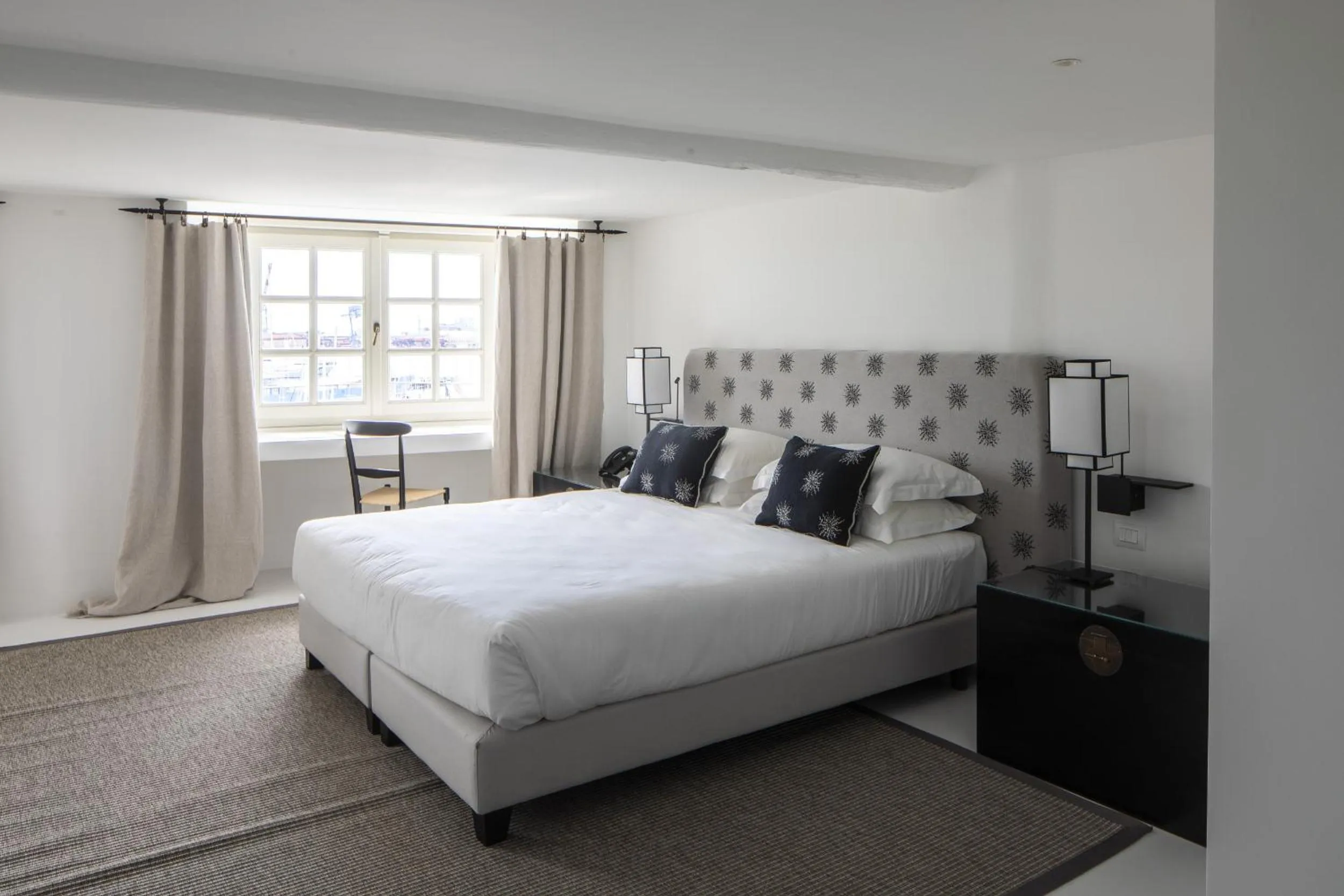 Bed in Hotel Palazzo Durazzo Suites