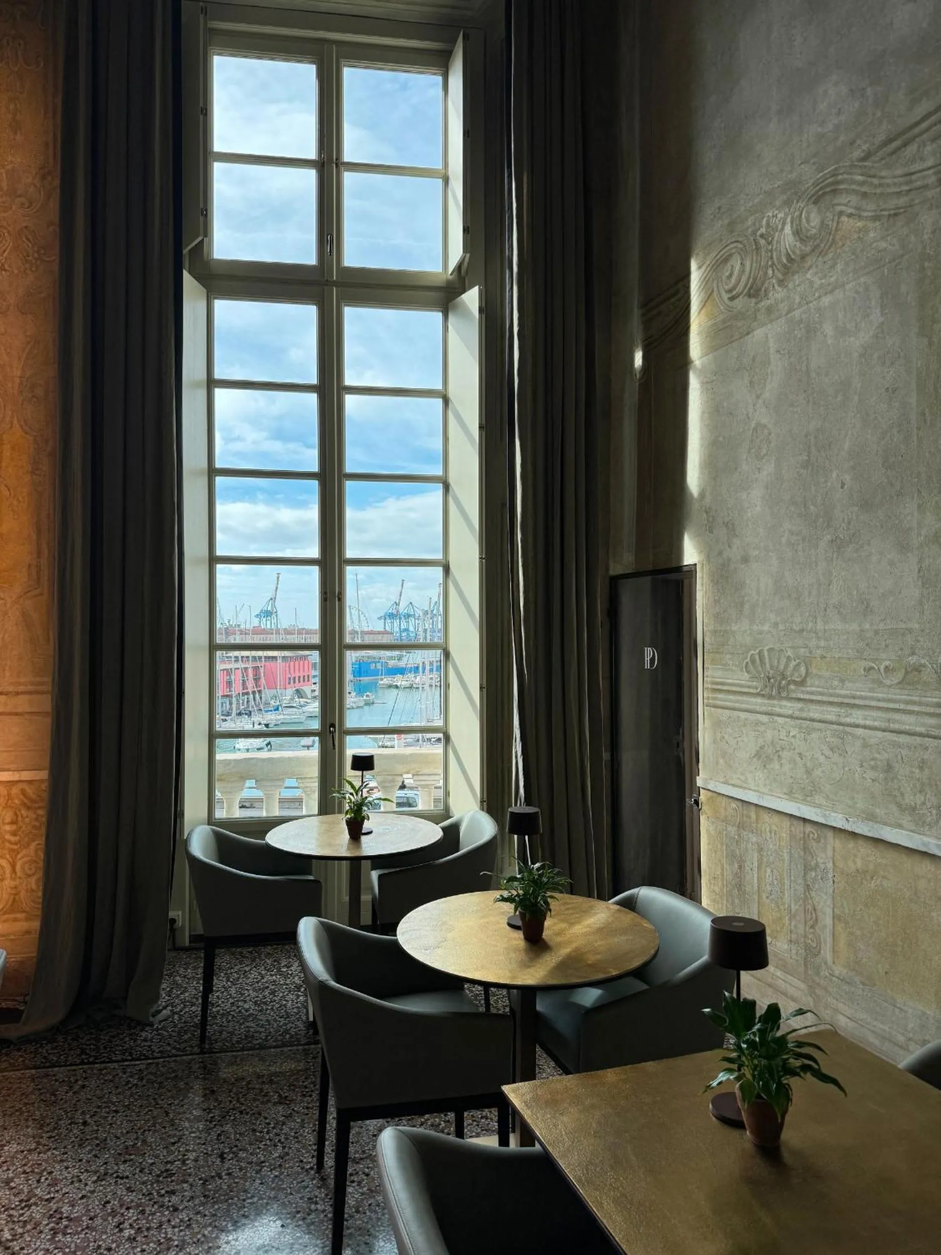 Breakfast in Hotel Palazzo Durazzo Suites