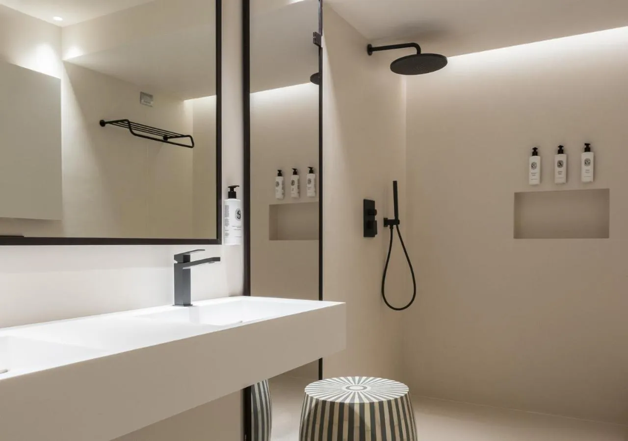 Shower in Hotel Palazzo Durazzo Suites