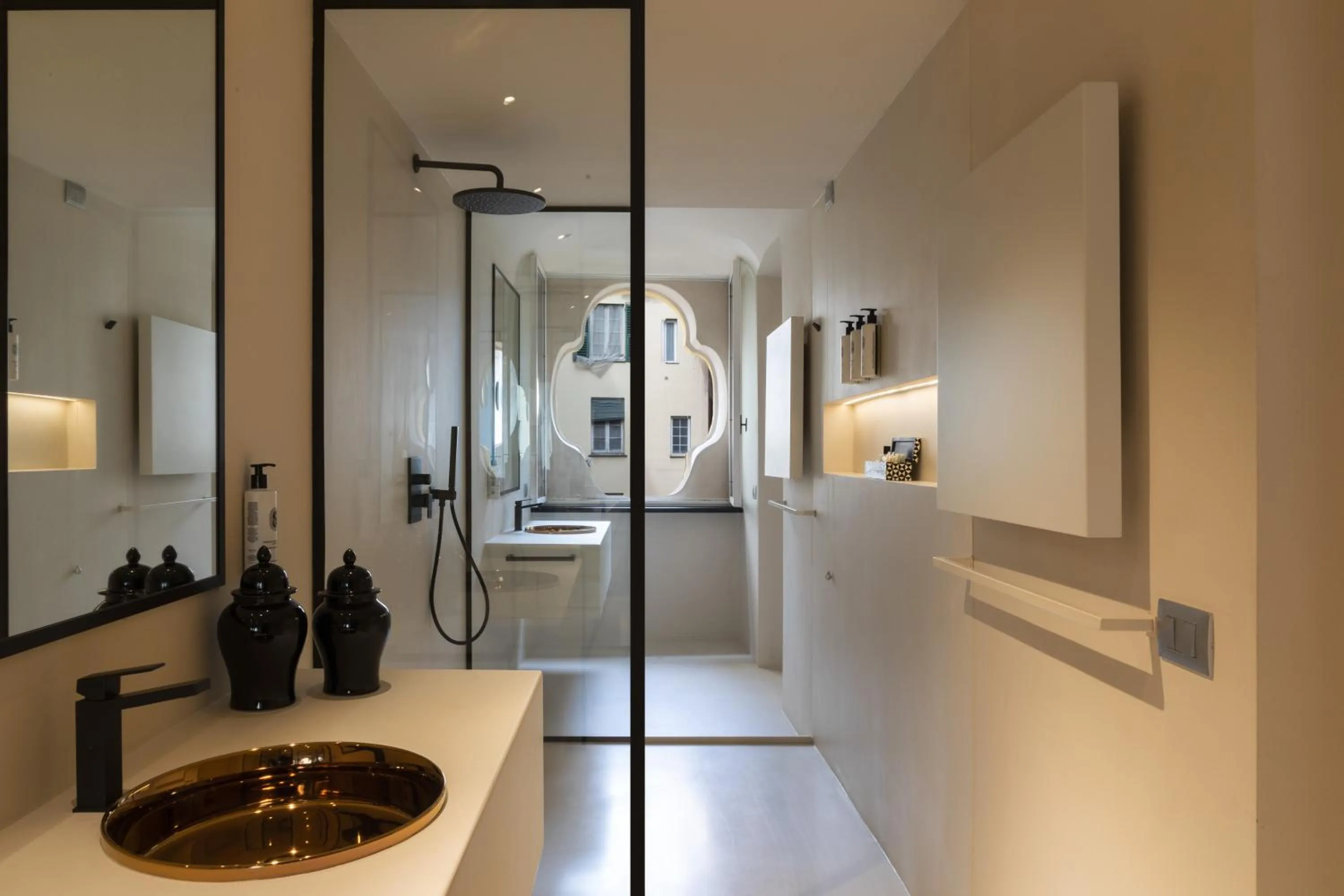 Shower in Hotel Palazzo Durazzo Suites