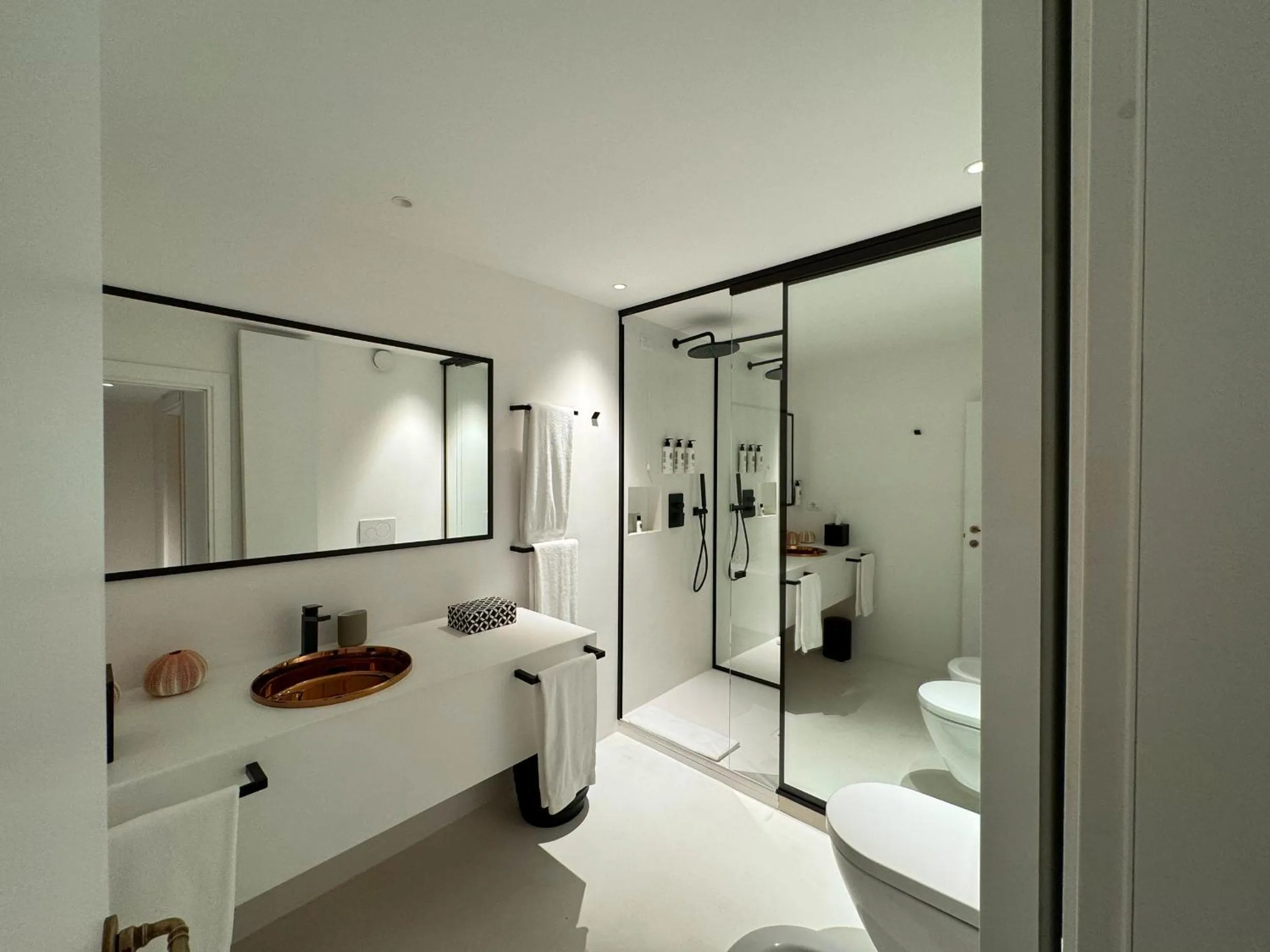 Bathroom, Bed in Hotel Palazzo Durazzo Suites