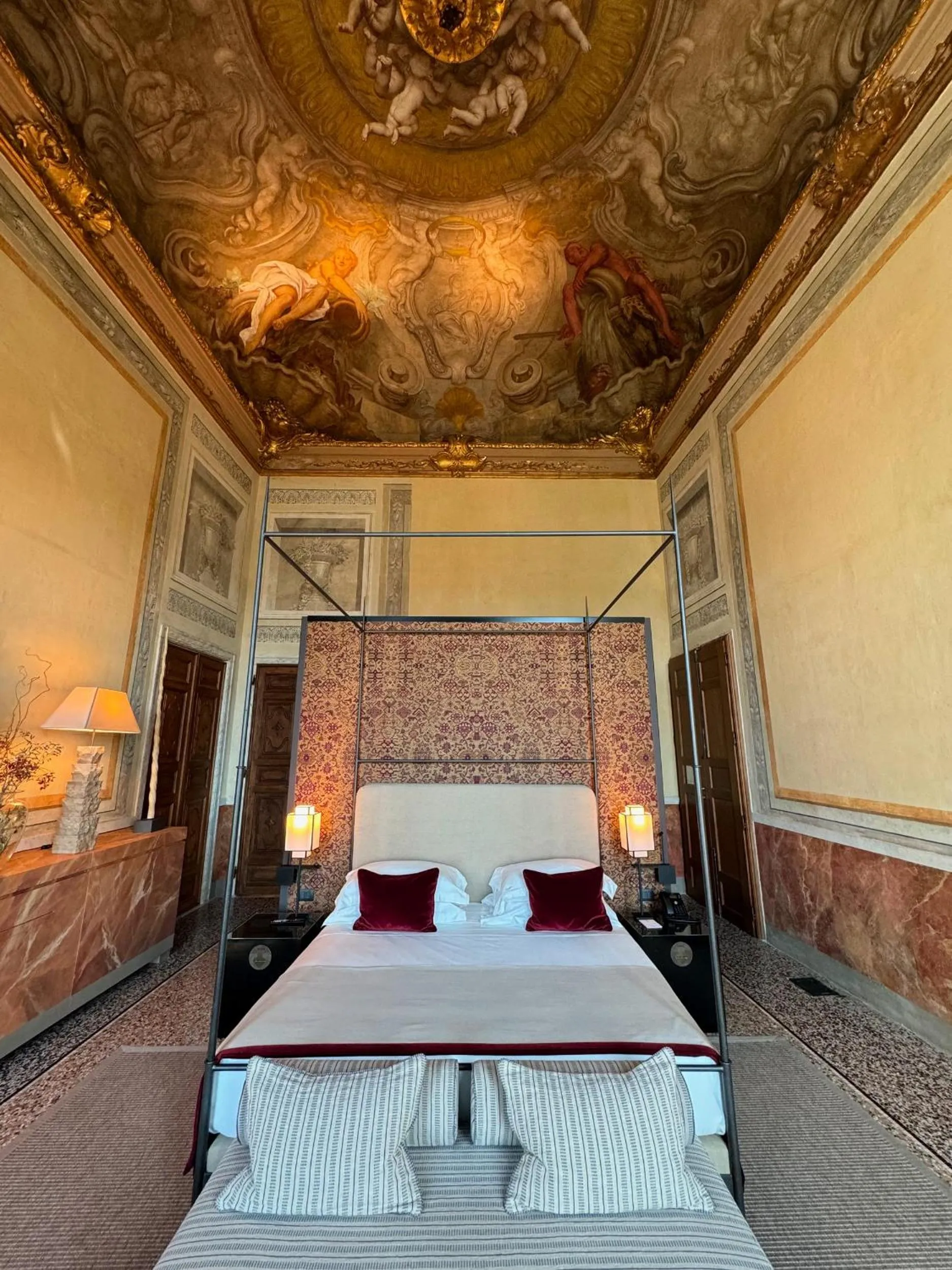Bed in Hotel Palazzo Durazzo Suites