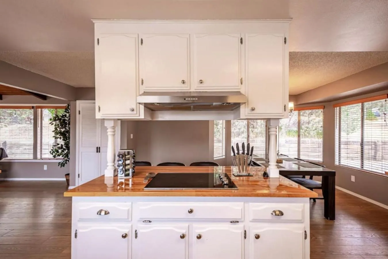 Kitchen or kitchenette in Cherry Cottage 15 min from Yosemite South Entrance