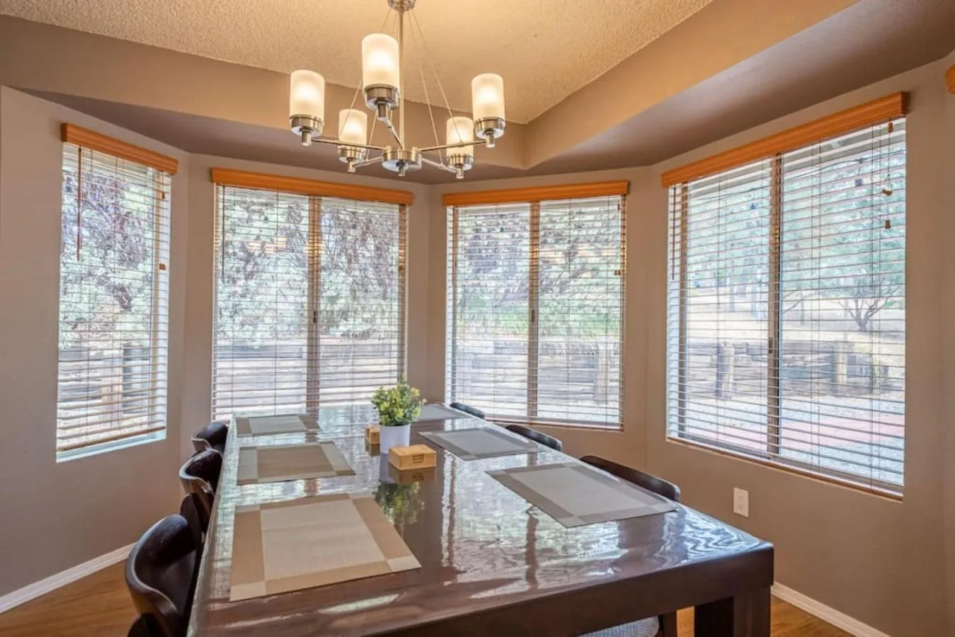 Dining area in Cherry Cottage 15 min from Yosemite South Entrance