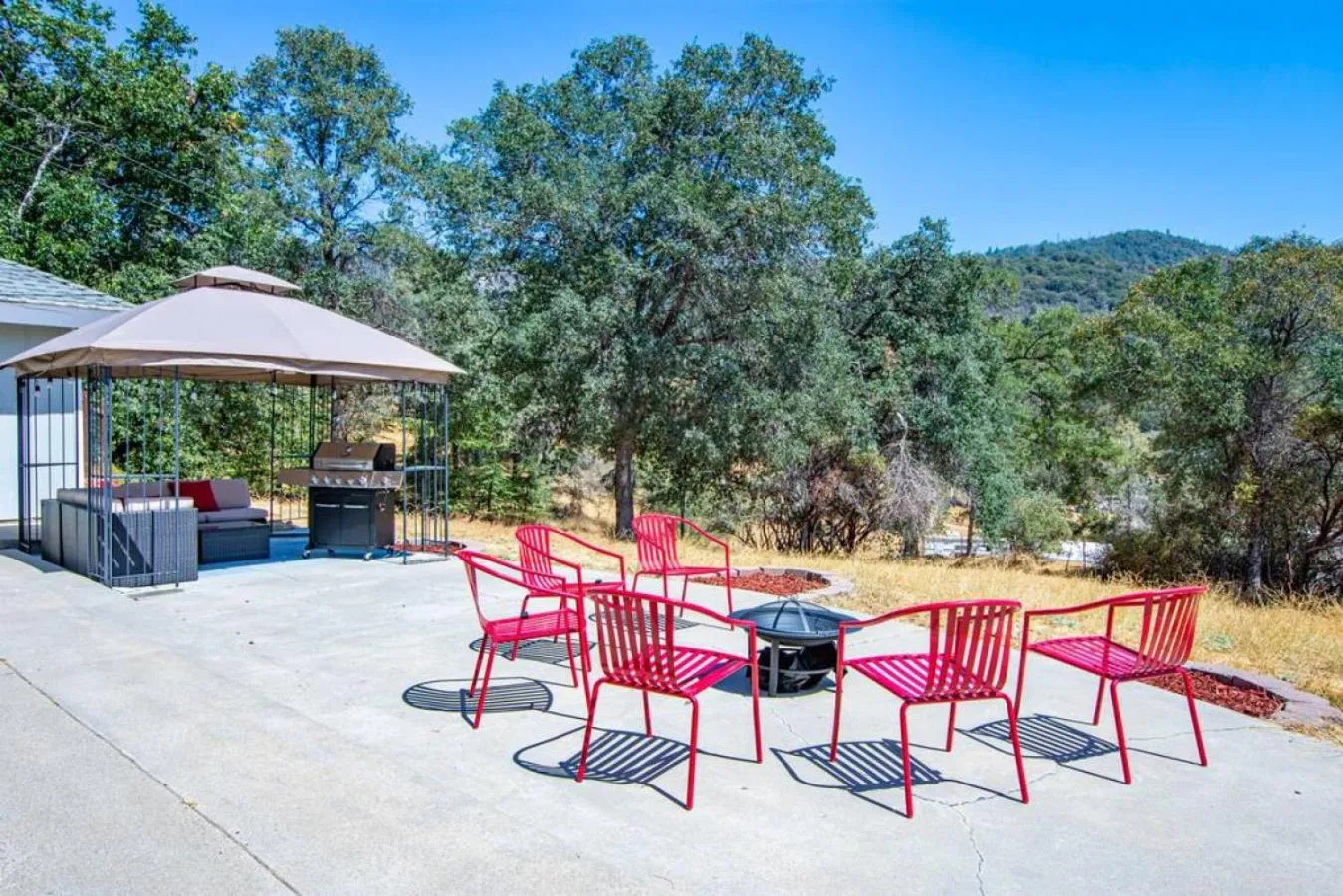 Garden in Cherry Cottage 15 min from Yosemite South Entrance