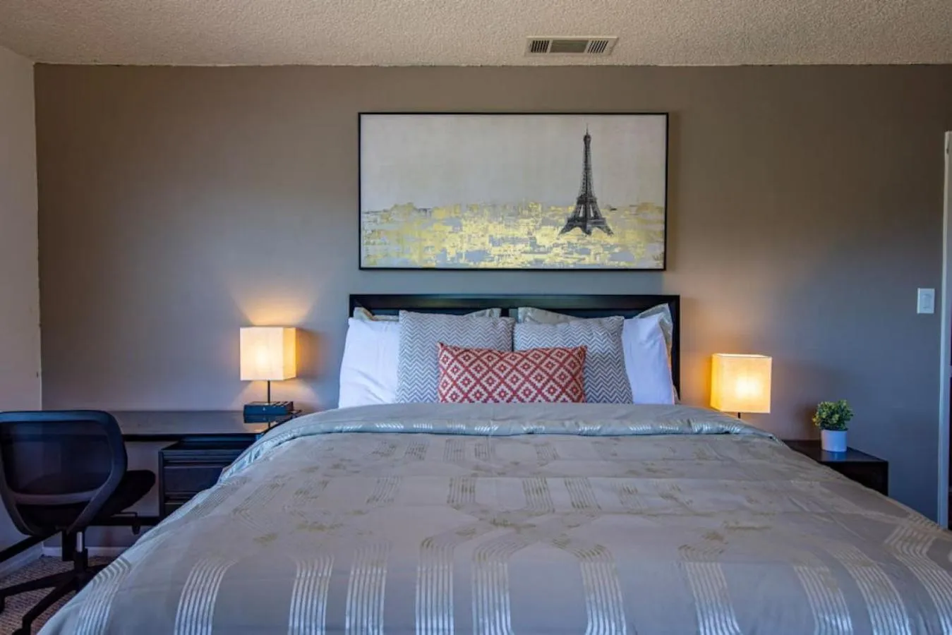 Bedroom, Bed in Cherry Cottage 15 min from Yosemite South Entrance