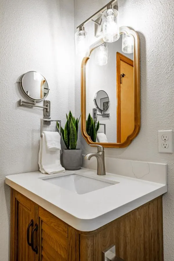 Sugarpine Trailhead Lodge at Lewis Creek Upper Trailhead just 7 miles from Yosemite