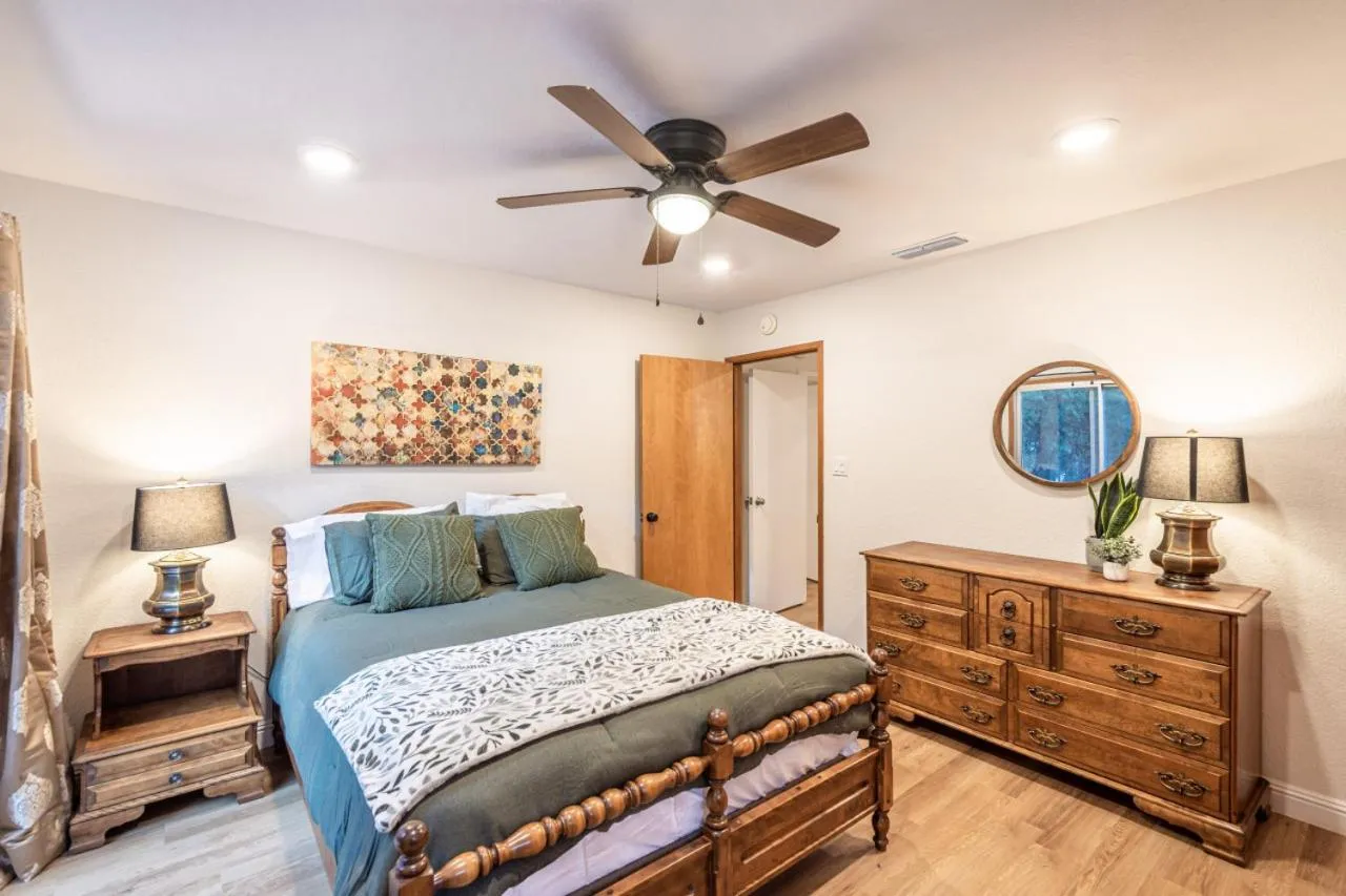 Bed in Sugarpine Trailhead Lodge at Lewis Creek Upper Trailhead just 7 miles from Yosemite