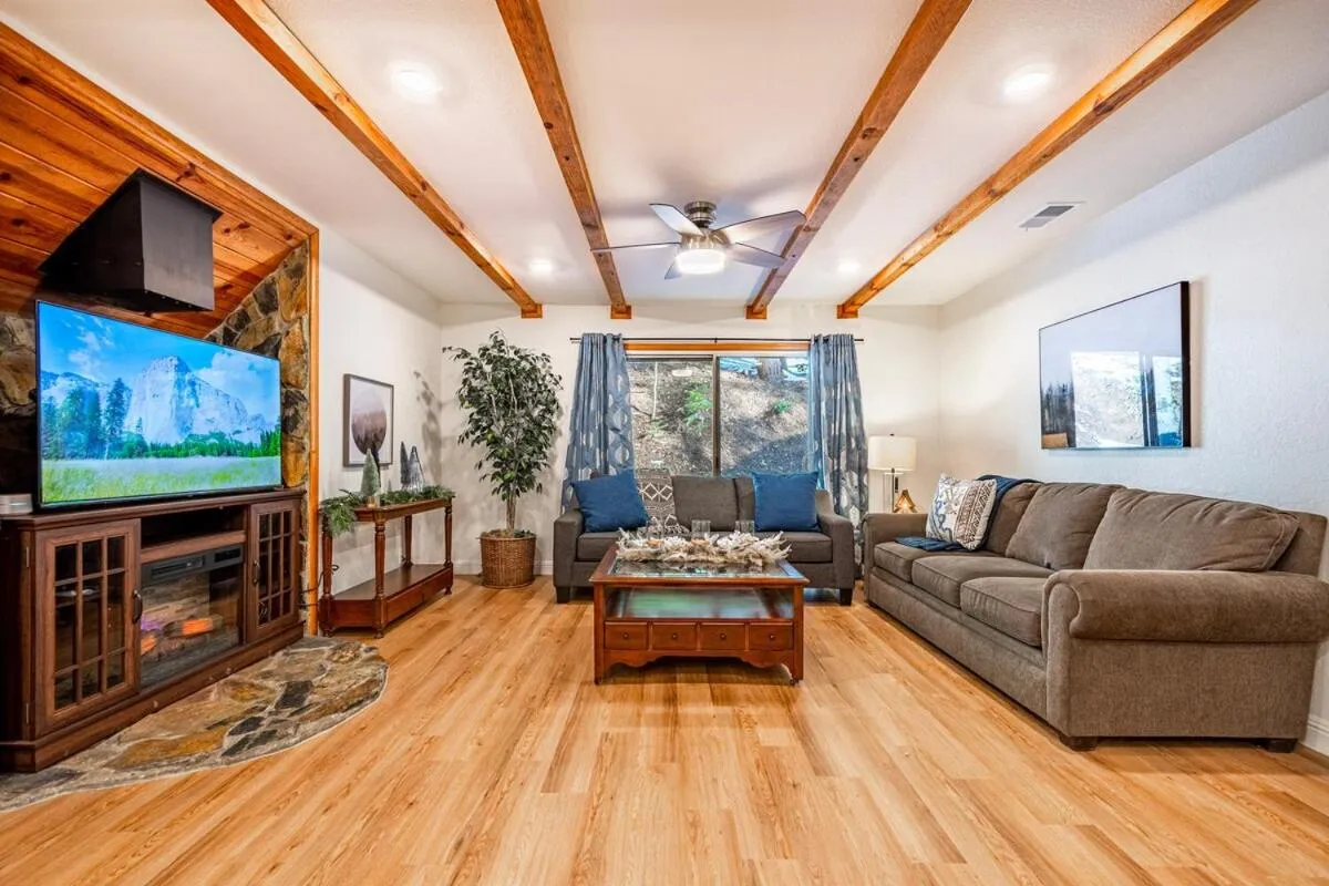 Sugarpine Trailhead Lodge at Lewis Creek Upper Trailhead just 7 miles from Yosemite