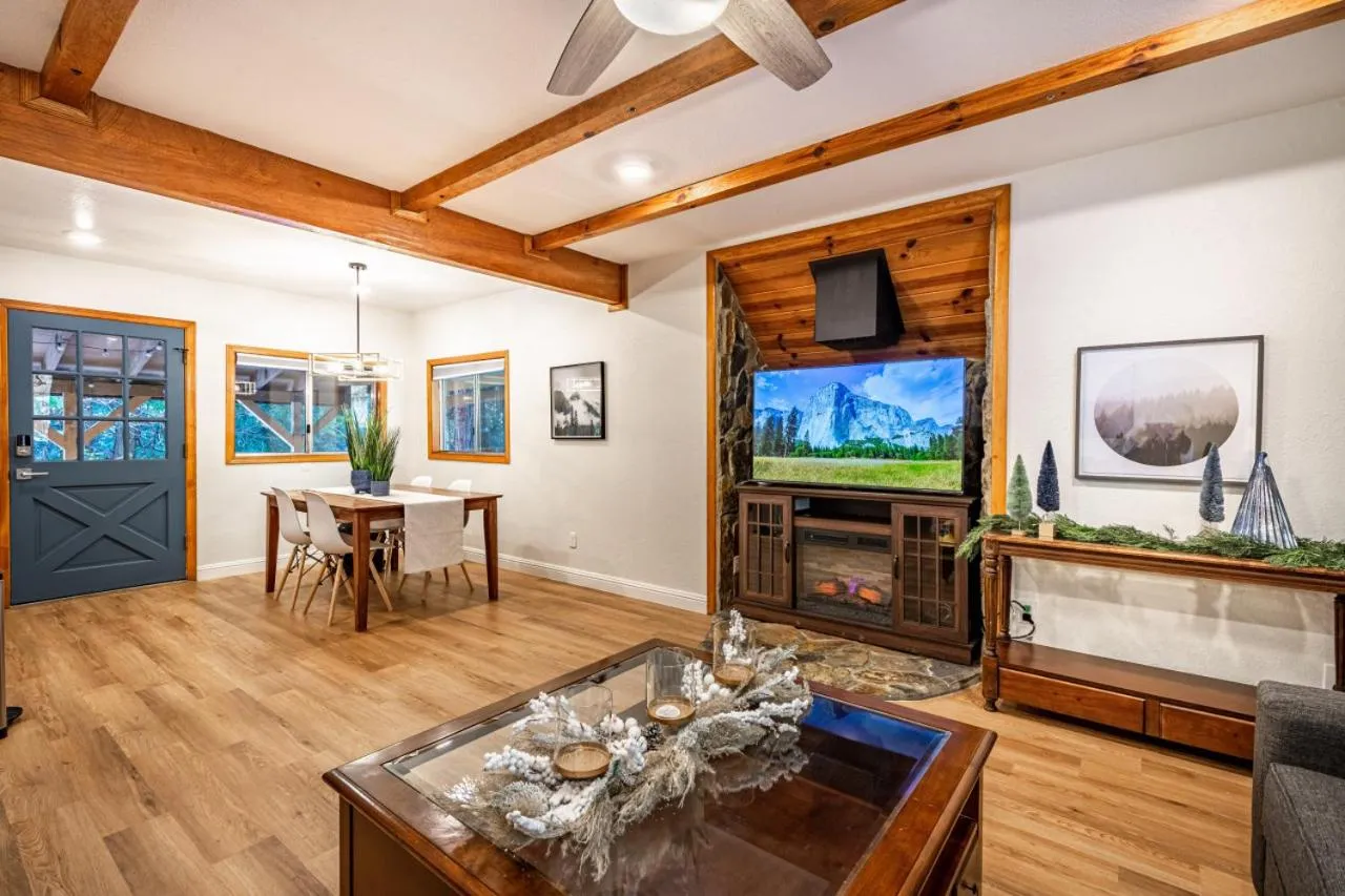 Sugarpine Trailhead Lodge at Lewis Creek Upper Trailhead just 7 miles from Yosemite