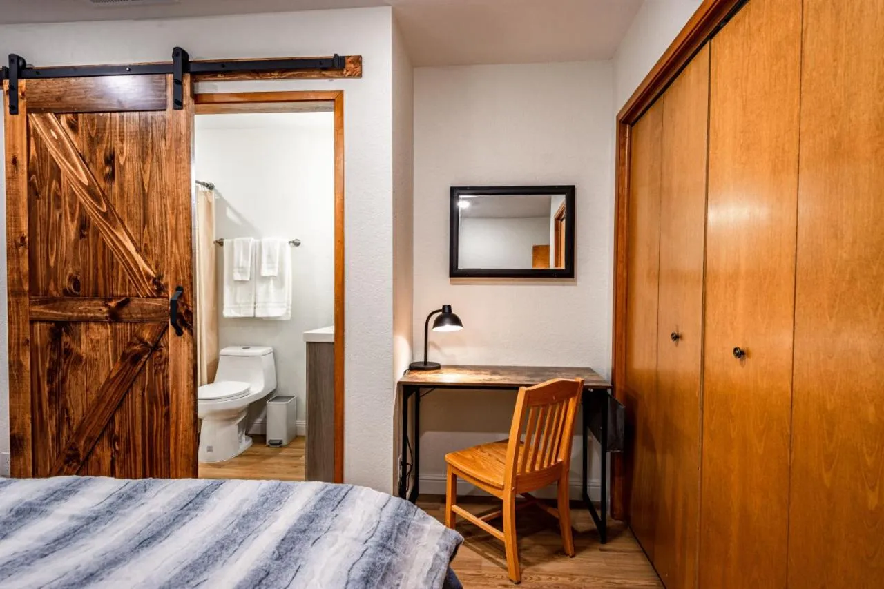 Bed in Sugarpine Trailhead Lodge at Lewis Creek Upper Trailhead just 7 miles from Yosemite