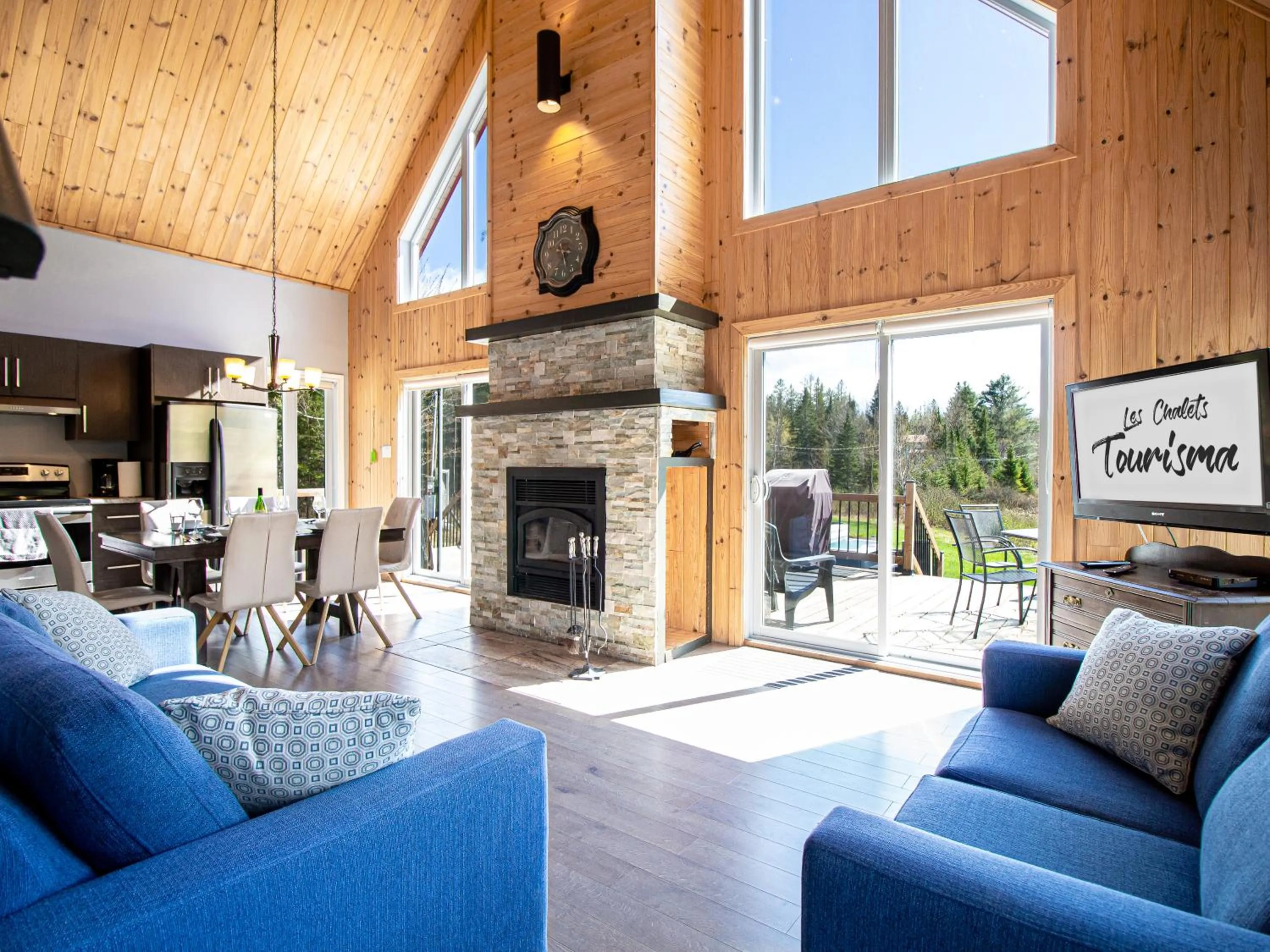 TV and multimedia in Les Chalets Tourisma - Chalet avec spa et foyer - Du Cap