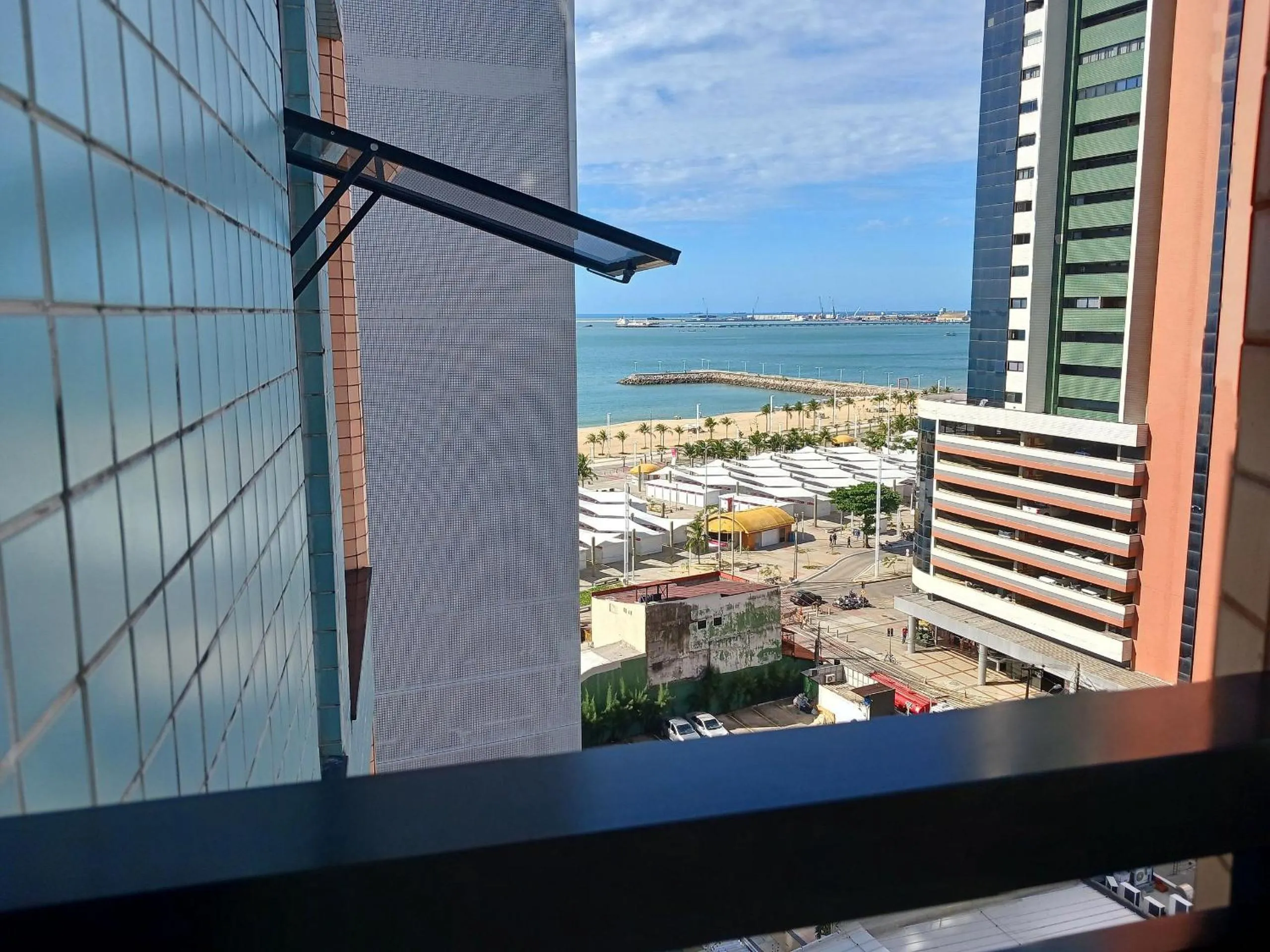 Balcony/Terrace in Flat Brasil Tropical Meireles by Escala