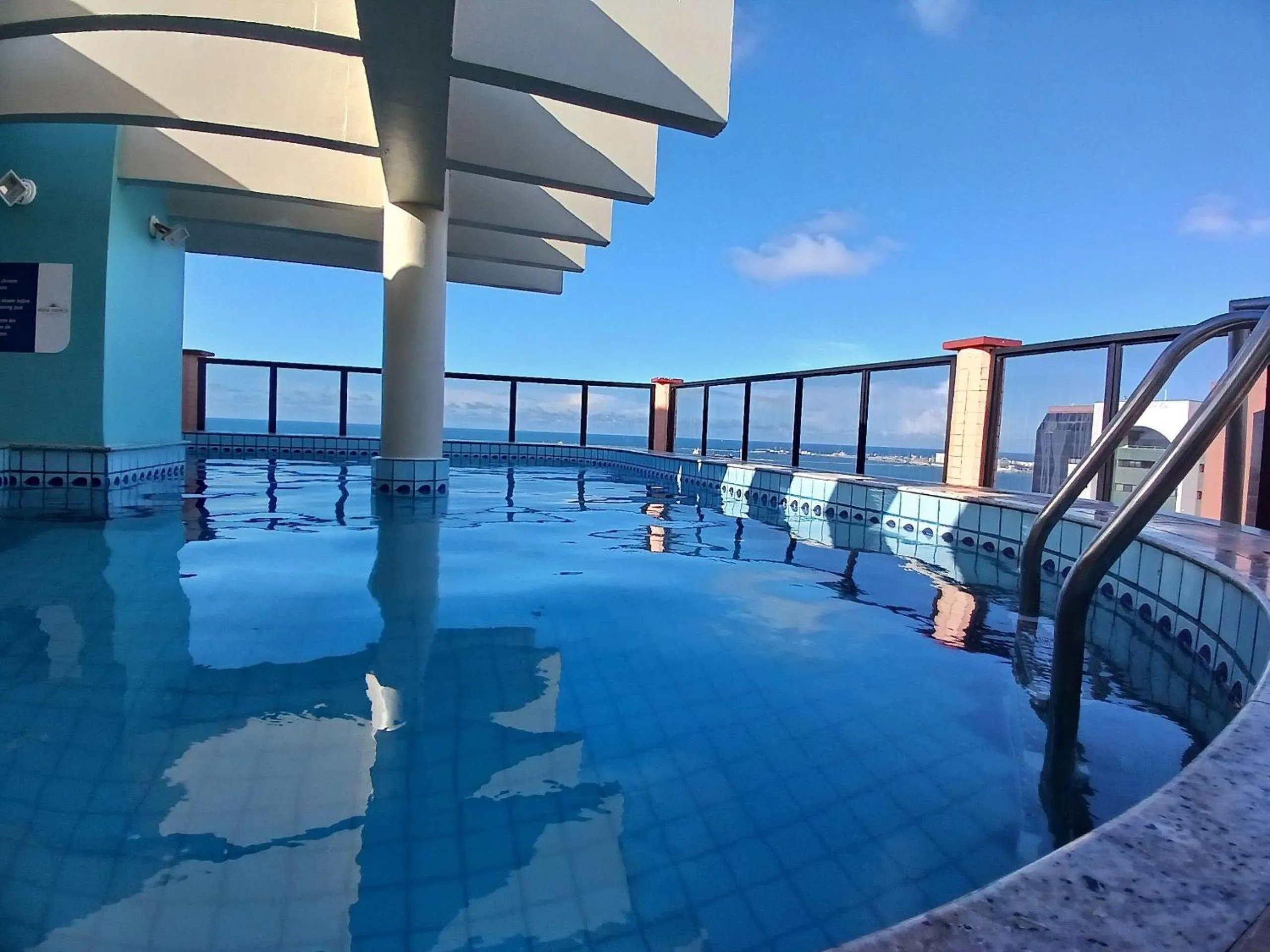 Swimming pool in Flat Brasil Tropical Meireles by Escala