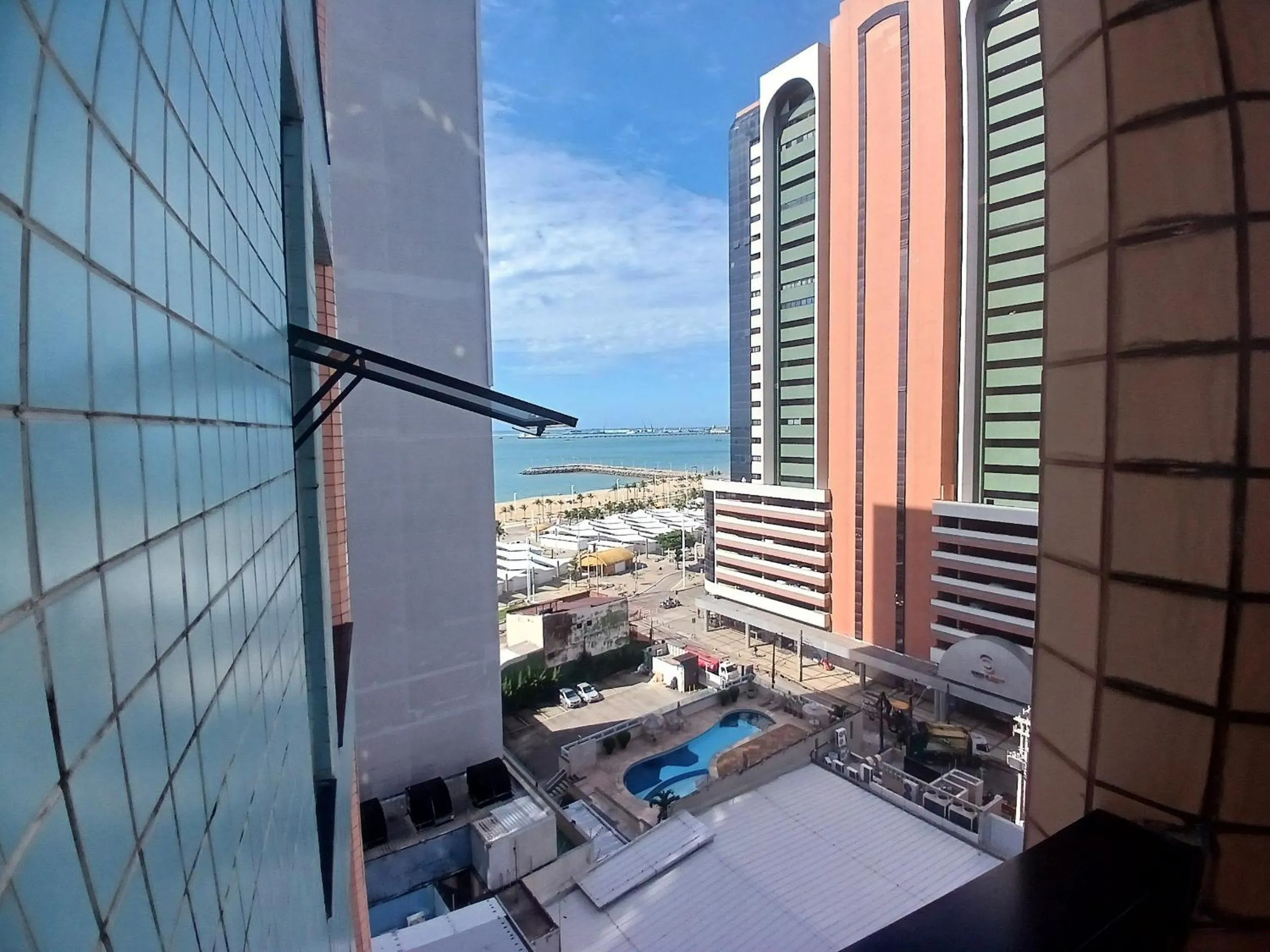 Balcony/Terrace in Flat Brasil Tropical Meireles by Escala