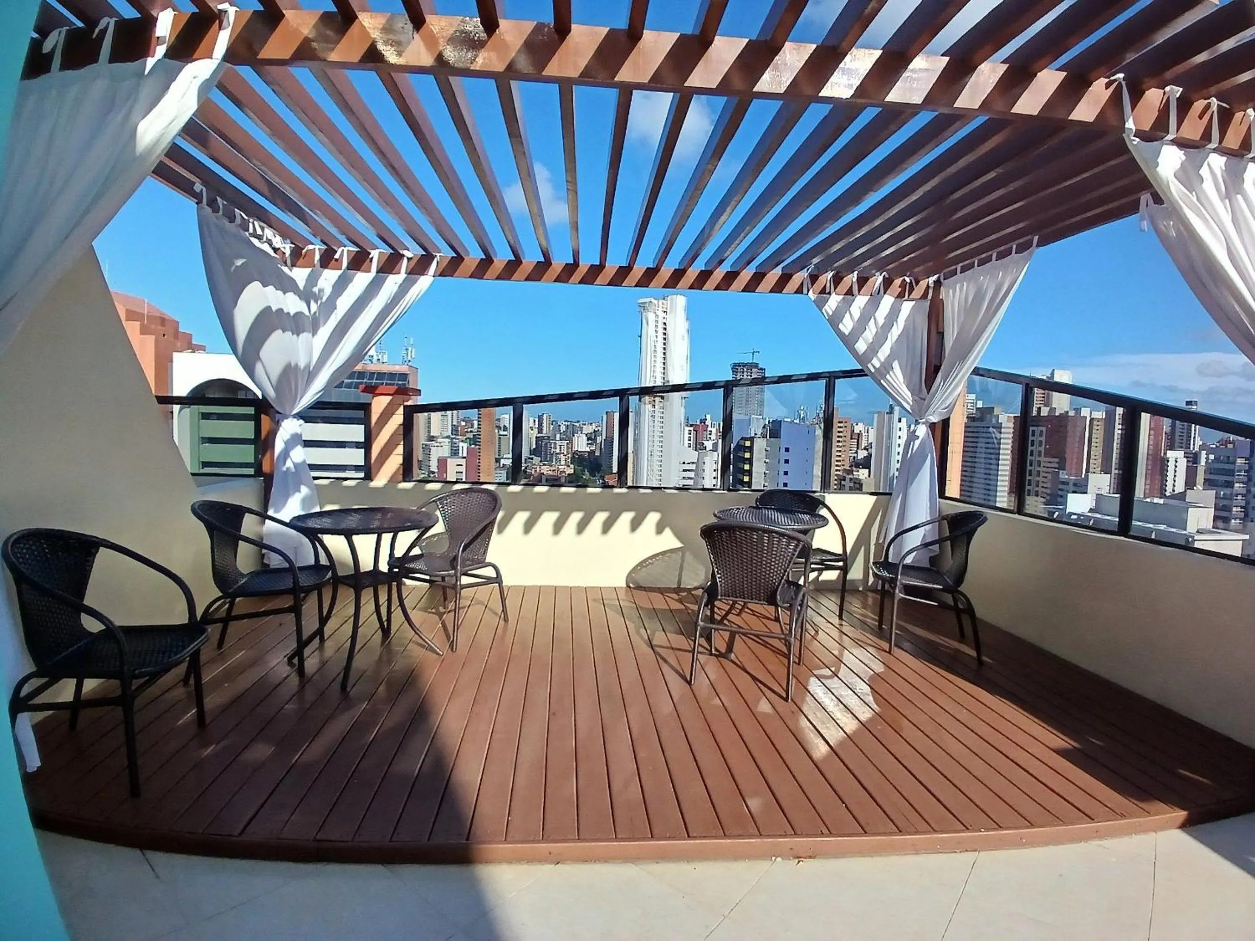 Restaurant/places to eat in Flat Brasil Tropical Meireles by Escala