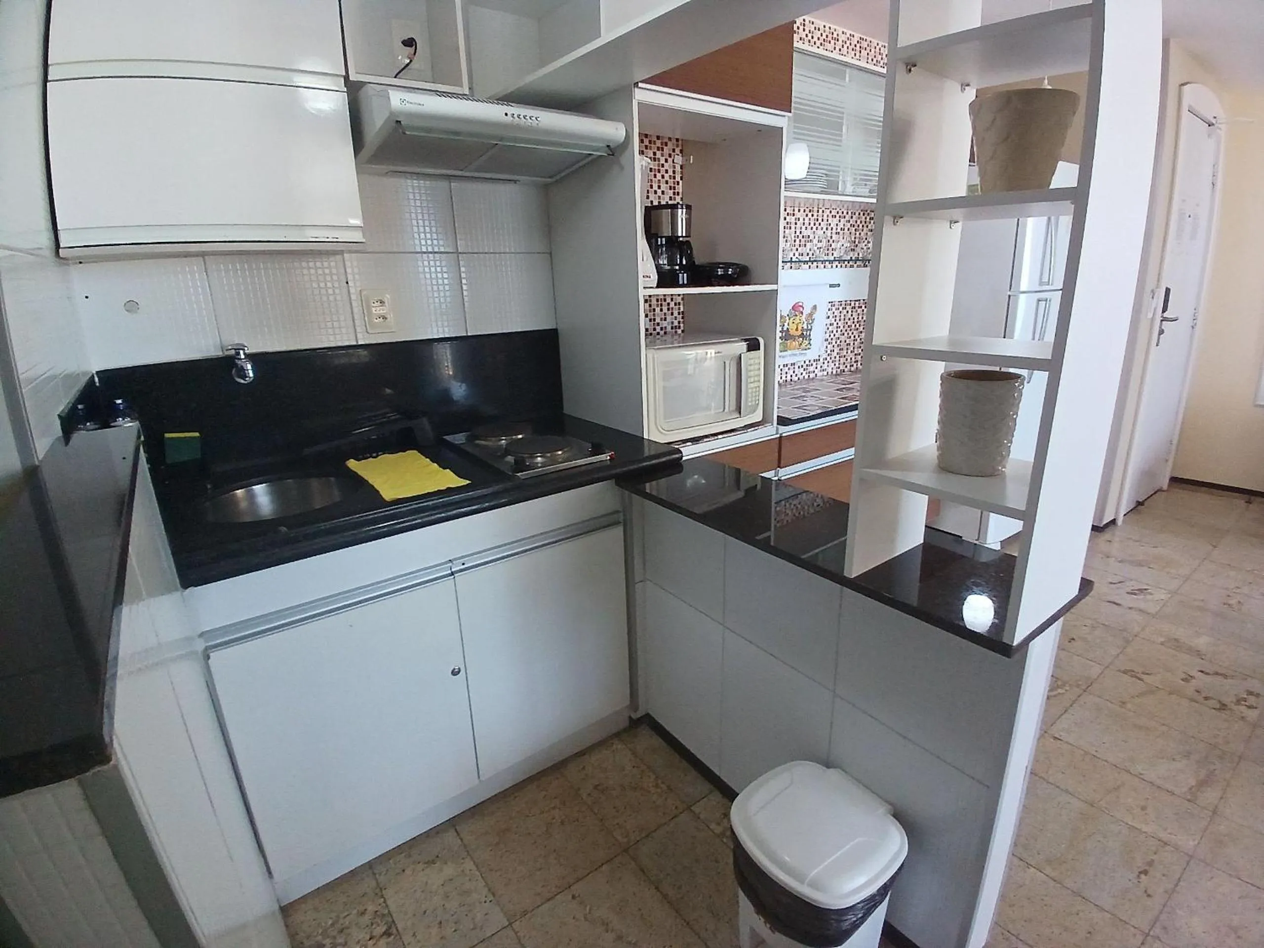 Kitchen or kitchenette in Flat Brasil Tropical Meireles by Escala