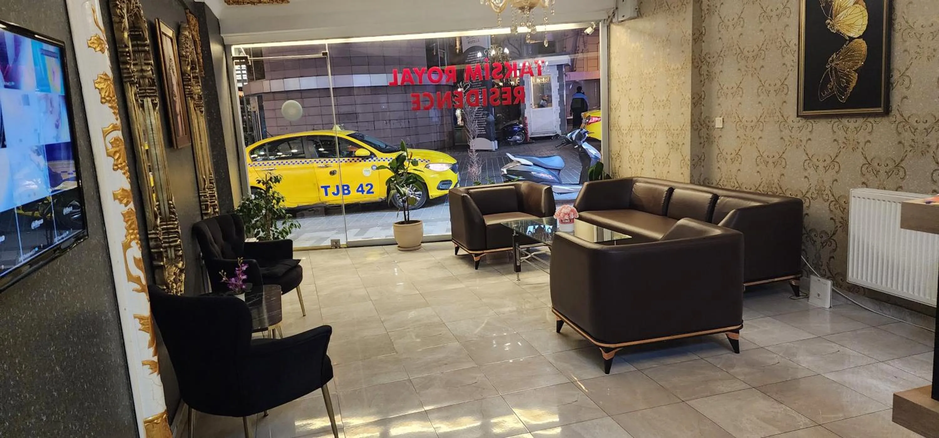 Communal lounge/ TV room in Taksim Royal Residence & Hotel