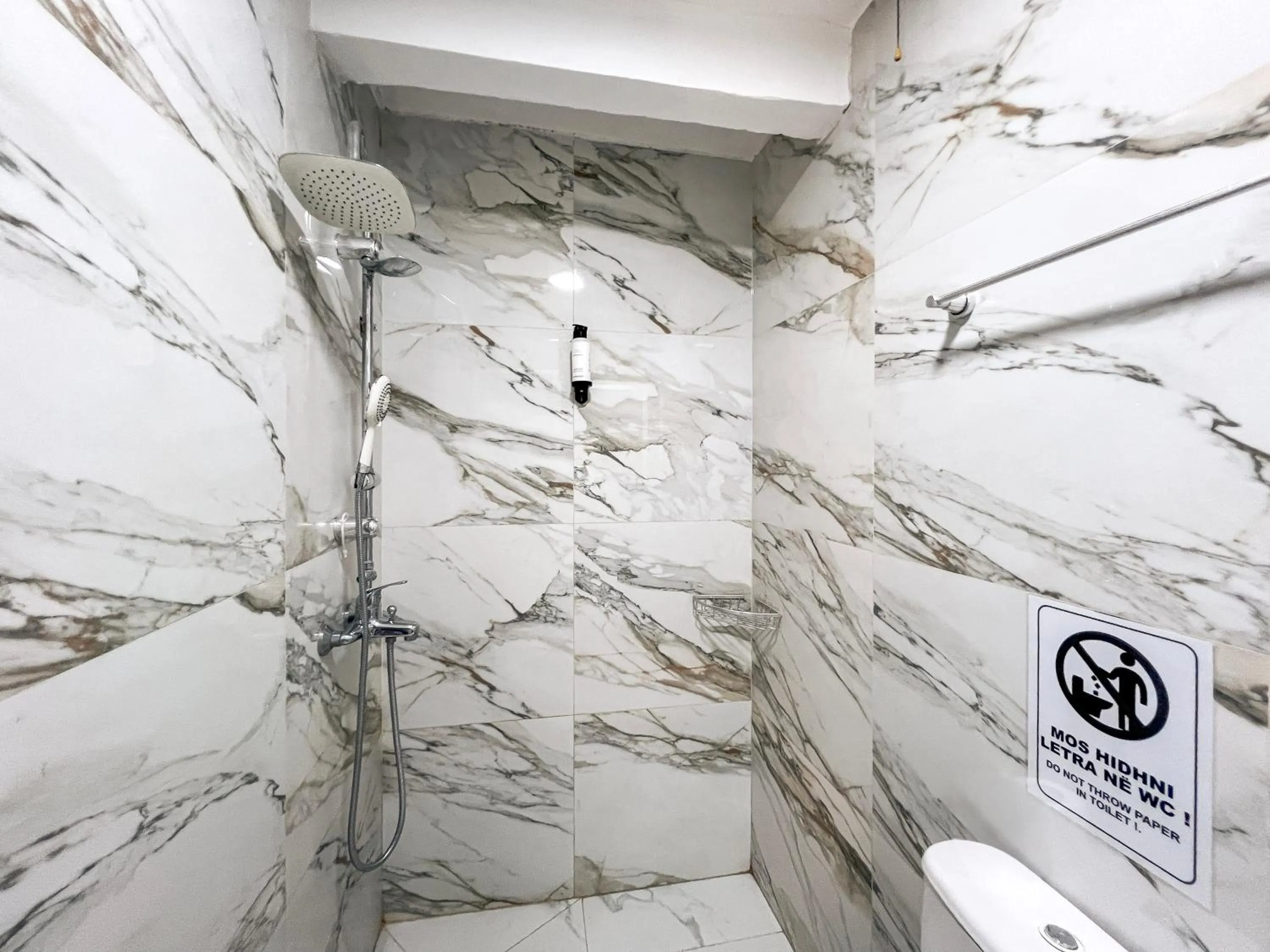 Toilet in Hotel Tier Center