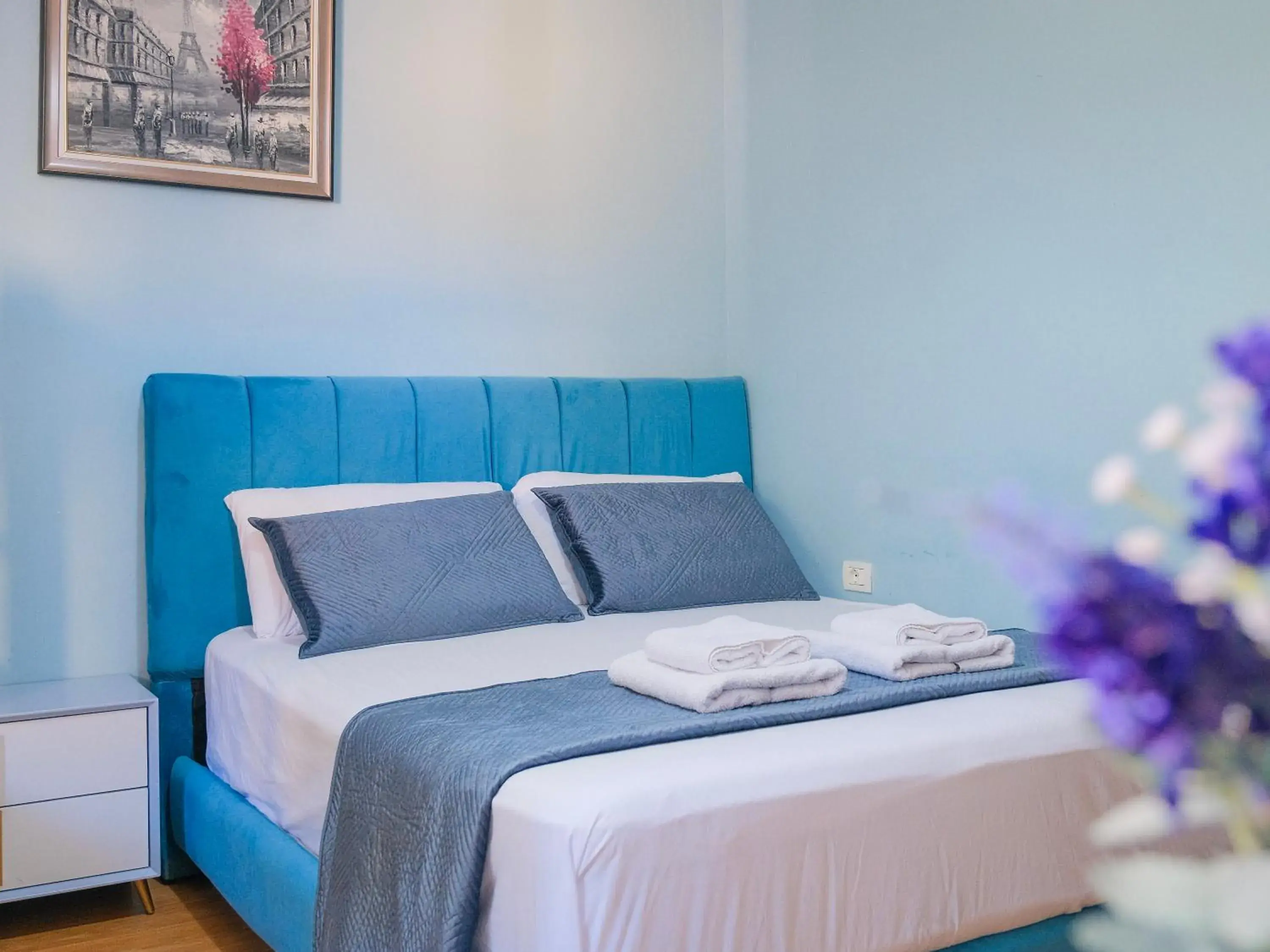 Bed in Hotel Tier Center Bed in Hotel Tier Center