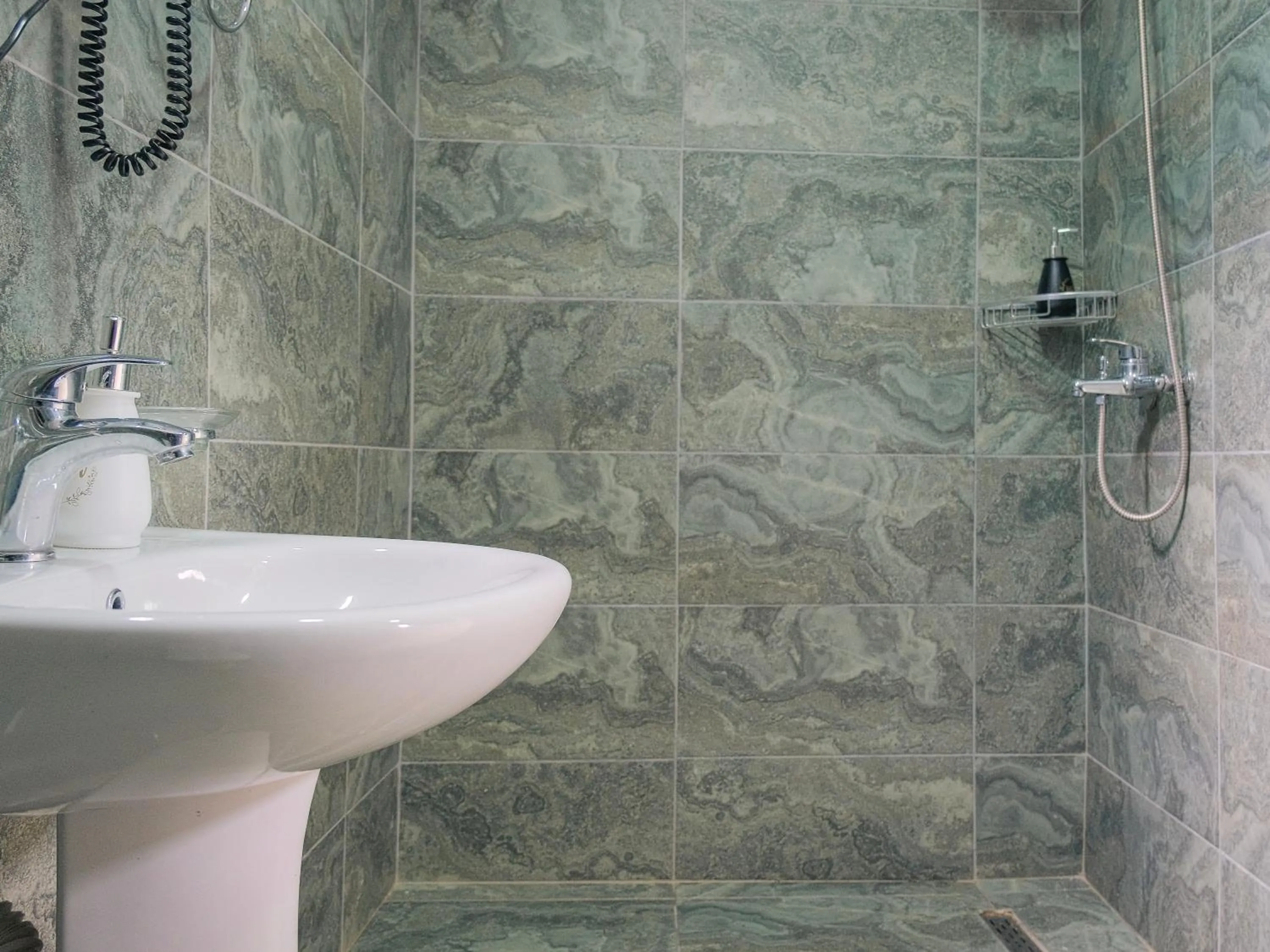 Shower in Hotel Tier Center